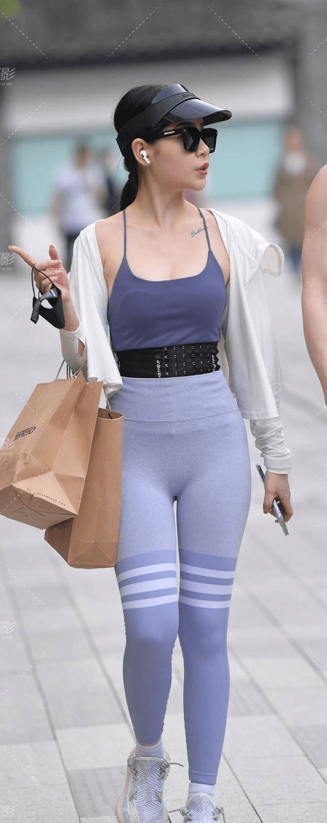 瑜伽裤优雅穿搭,展现女孩凹凸有致曲线身材,超有气质_时尚_外套_女性