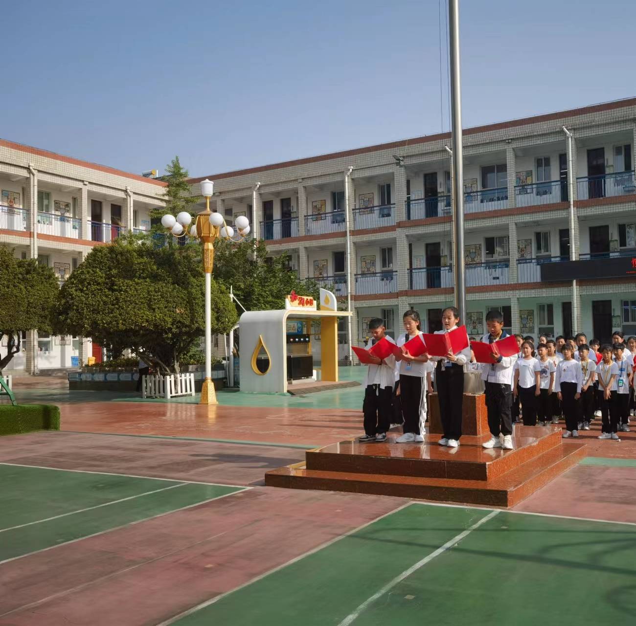 新郑市实验小学举行学习二十大 争做好队员主题升旗仪式