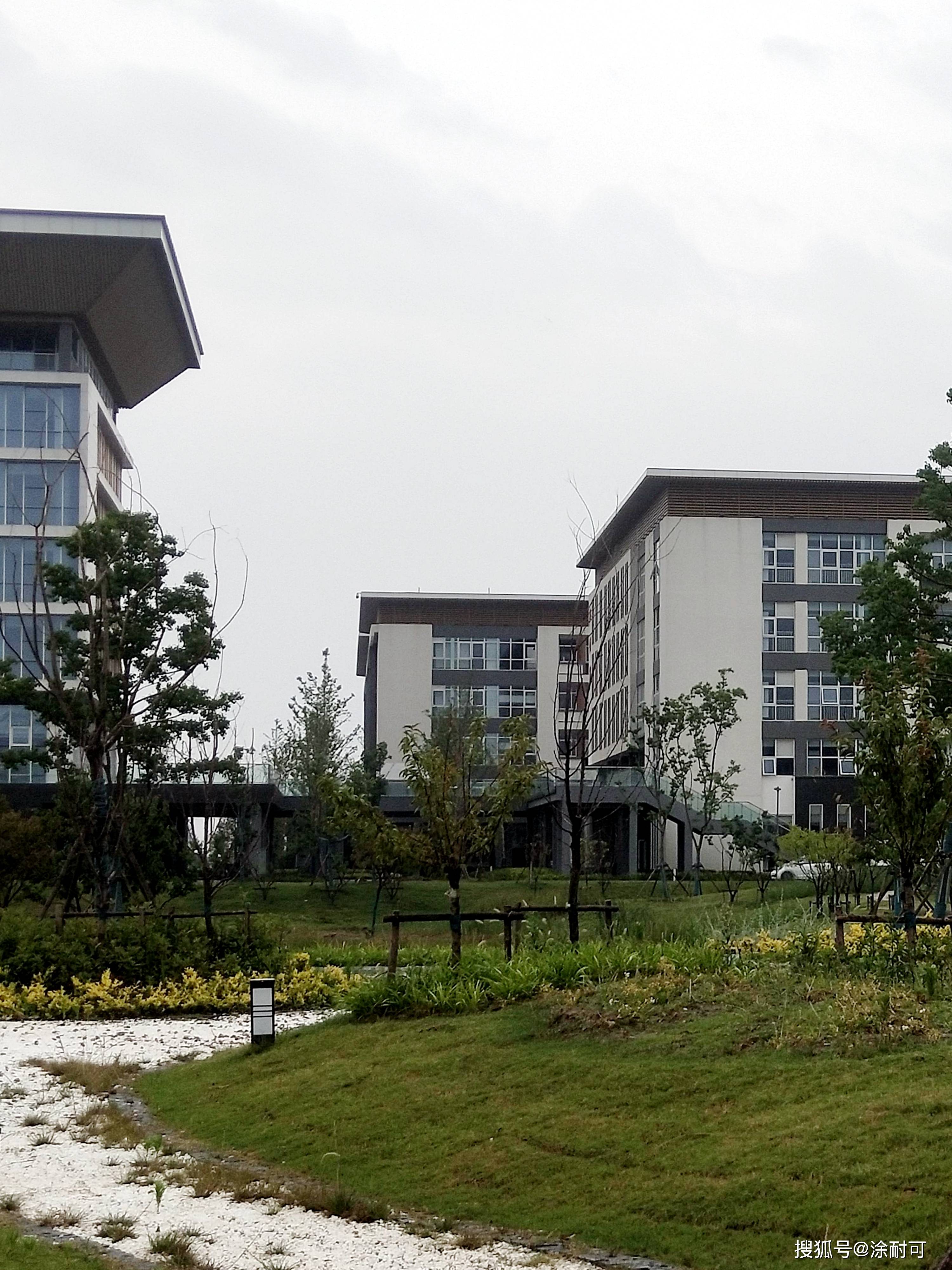 江苏泰州市的省级名校,兴化中学新校区,学校教学楼和宿舍外立面均采用