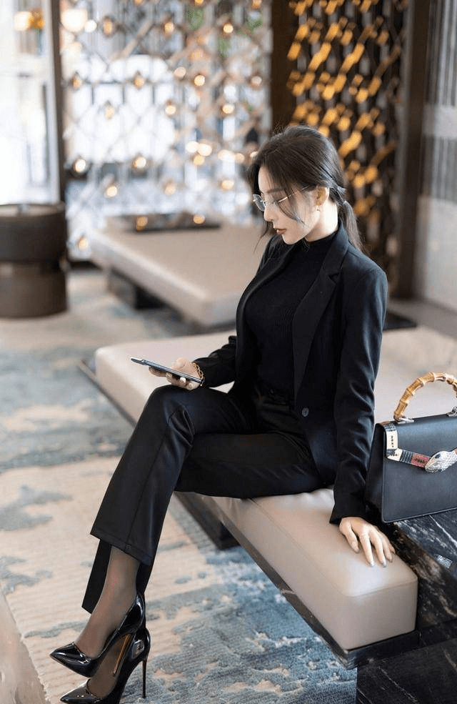 修身的纯黑色西装套装,配上黑色漆皮高跟鞋,轻松成为职场上的焦点