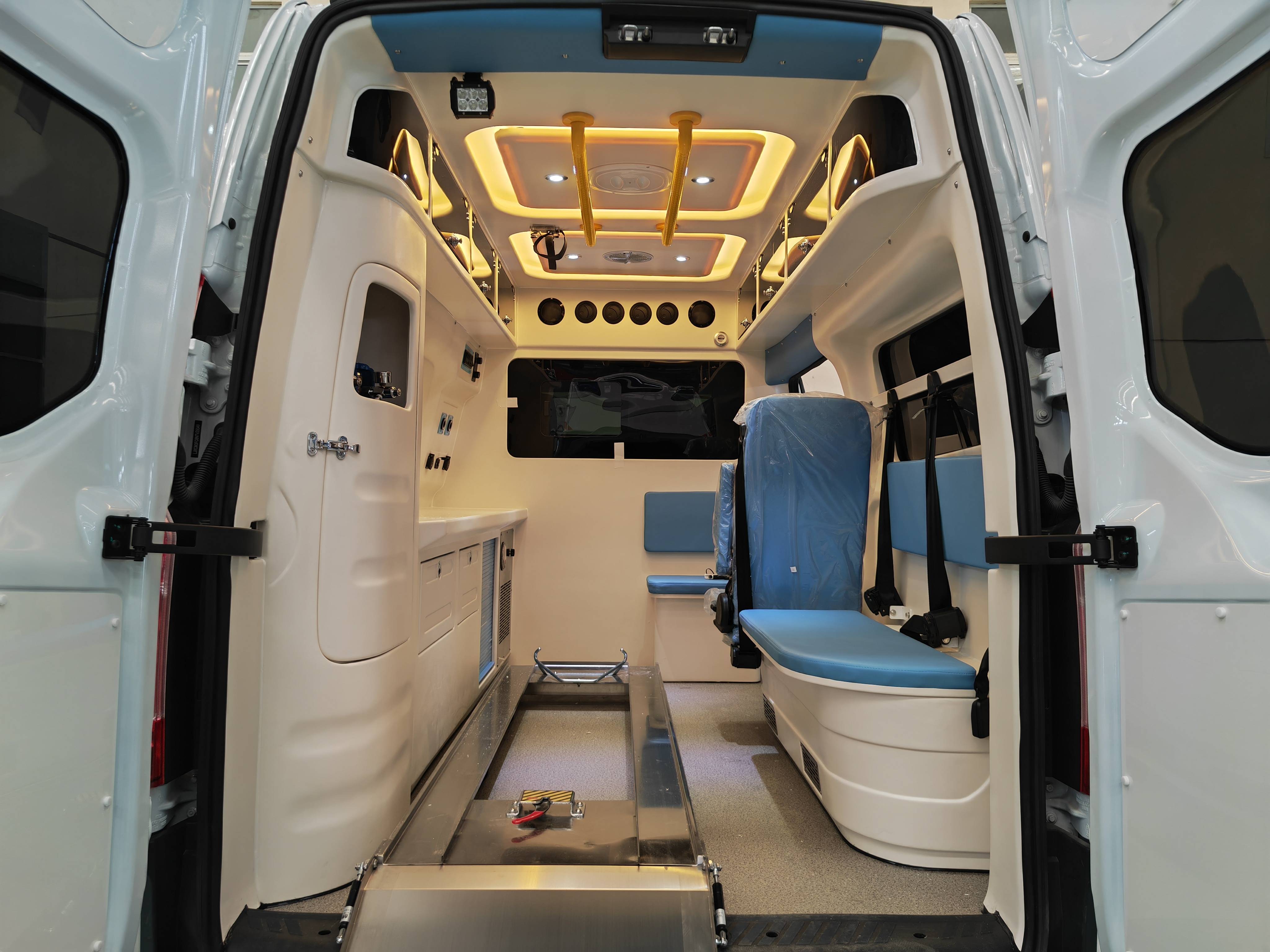 制作,轻盈,耐用,环保光面材料,易清洗,污垢无处无藏,驾驶室与医疗舱