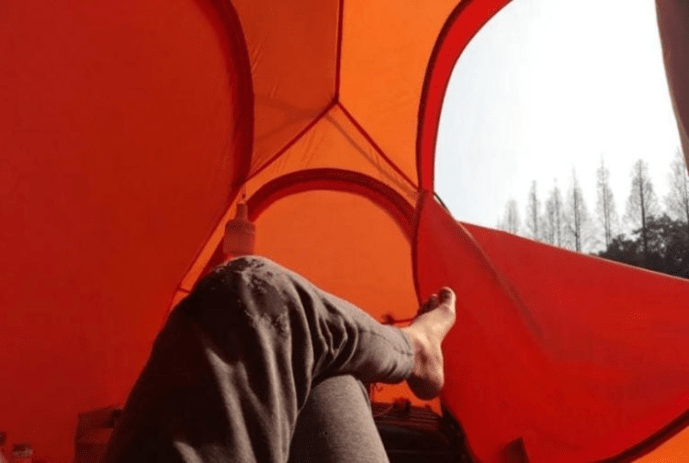 原创初中英语时文阅读:男子放弃工作花光积蓄 选择露天搭帐篷生活_the