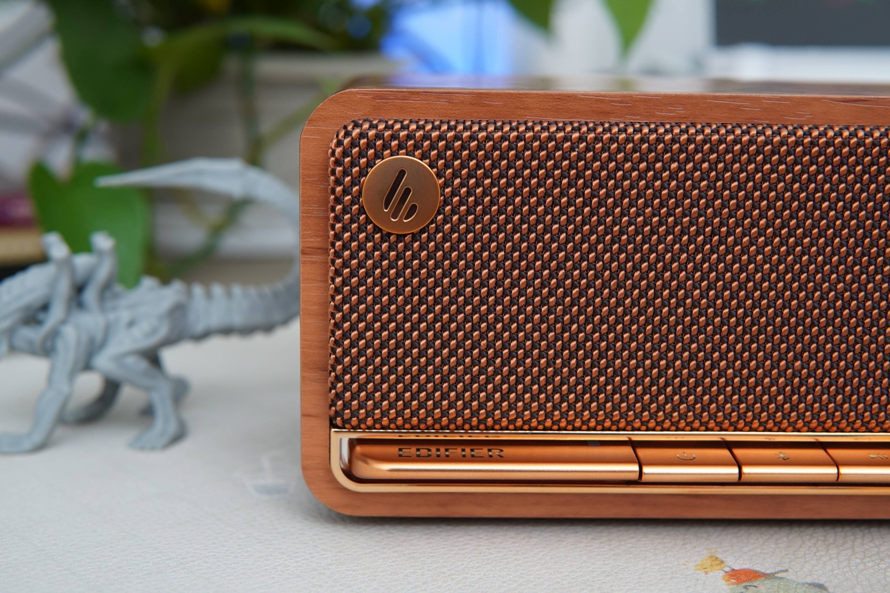 可以看出,漫步者m230的设计很是复古,有点像上世纪的小收音机.