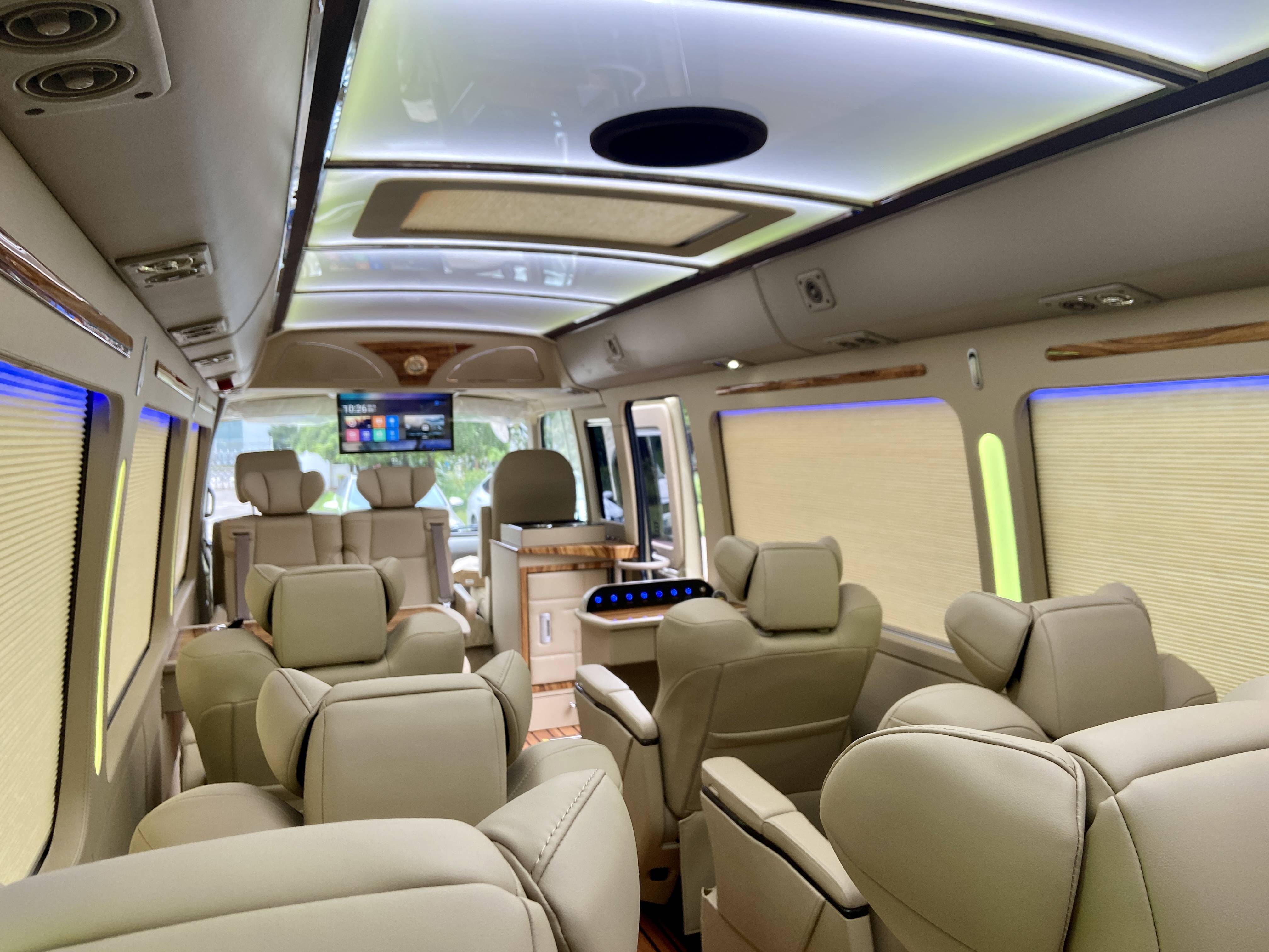 总之,丰田考斯特15中巴车是一款非常实用的车型,其宽敞的内部空间和