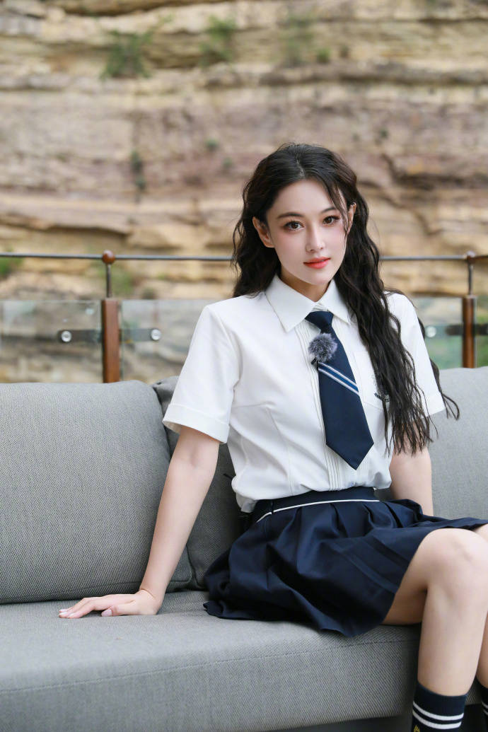 张馨予变身校园女神 晒童年照对比从小就是俏佳人