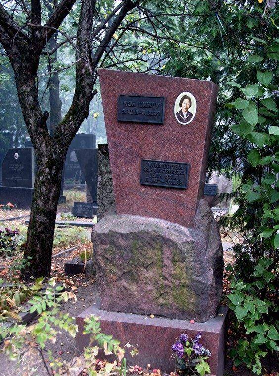 王明妻子漂亮富裕,早期妇女运动领导,追随他去异域,死后葬他国_孟庆树_中央_延安