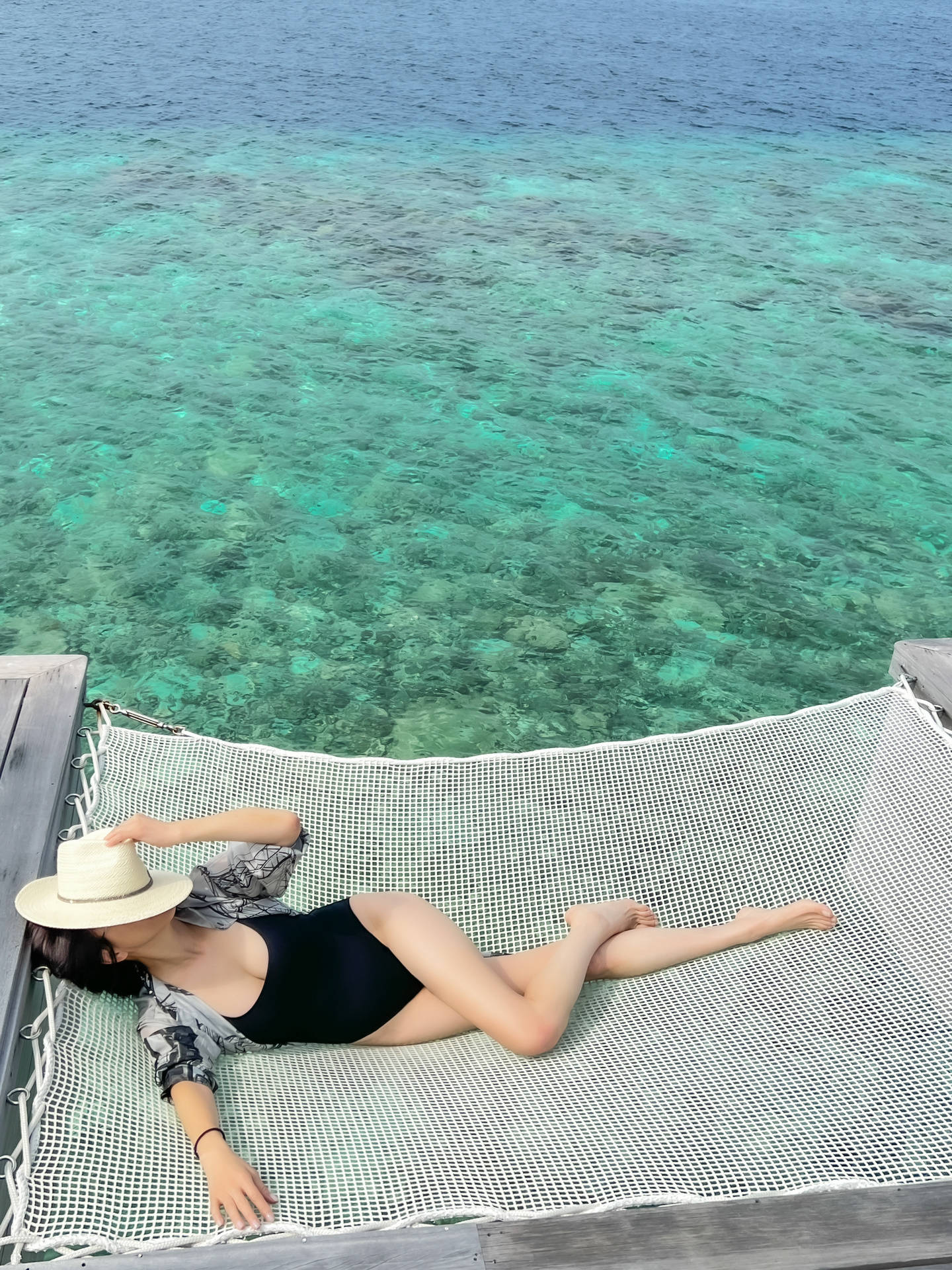 刘嘉玲58岁马尔代夫黑色吊带连体泳衣图片分享