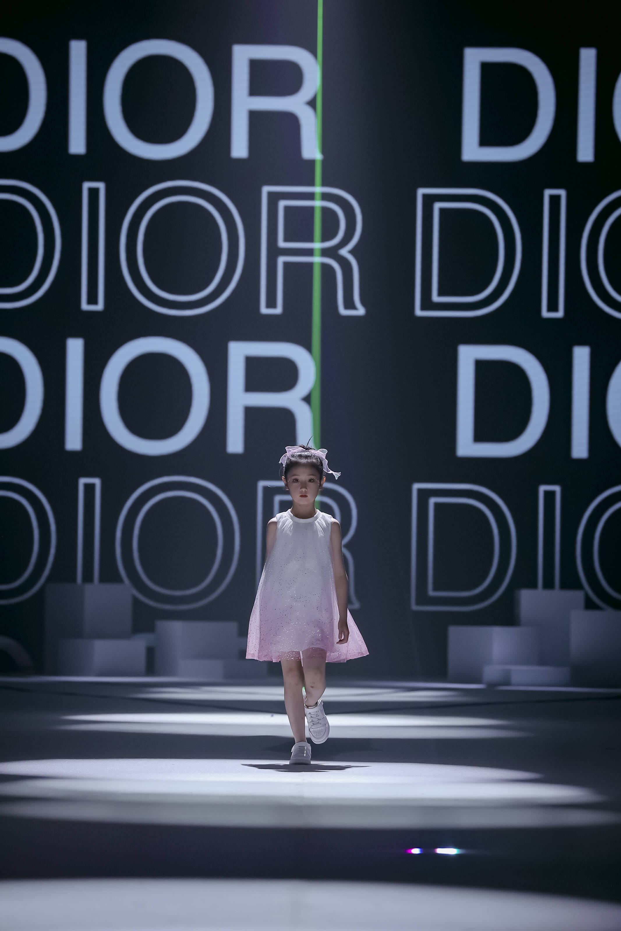 钜星国际少儿时装盛典 小超模赵梓妍幻化仙境精灵_时尚_身姿_舞台