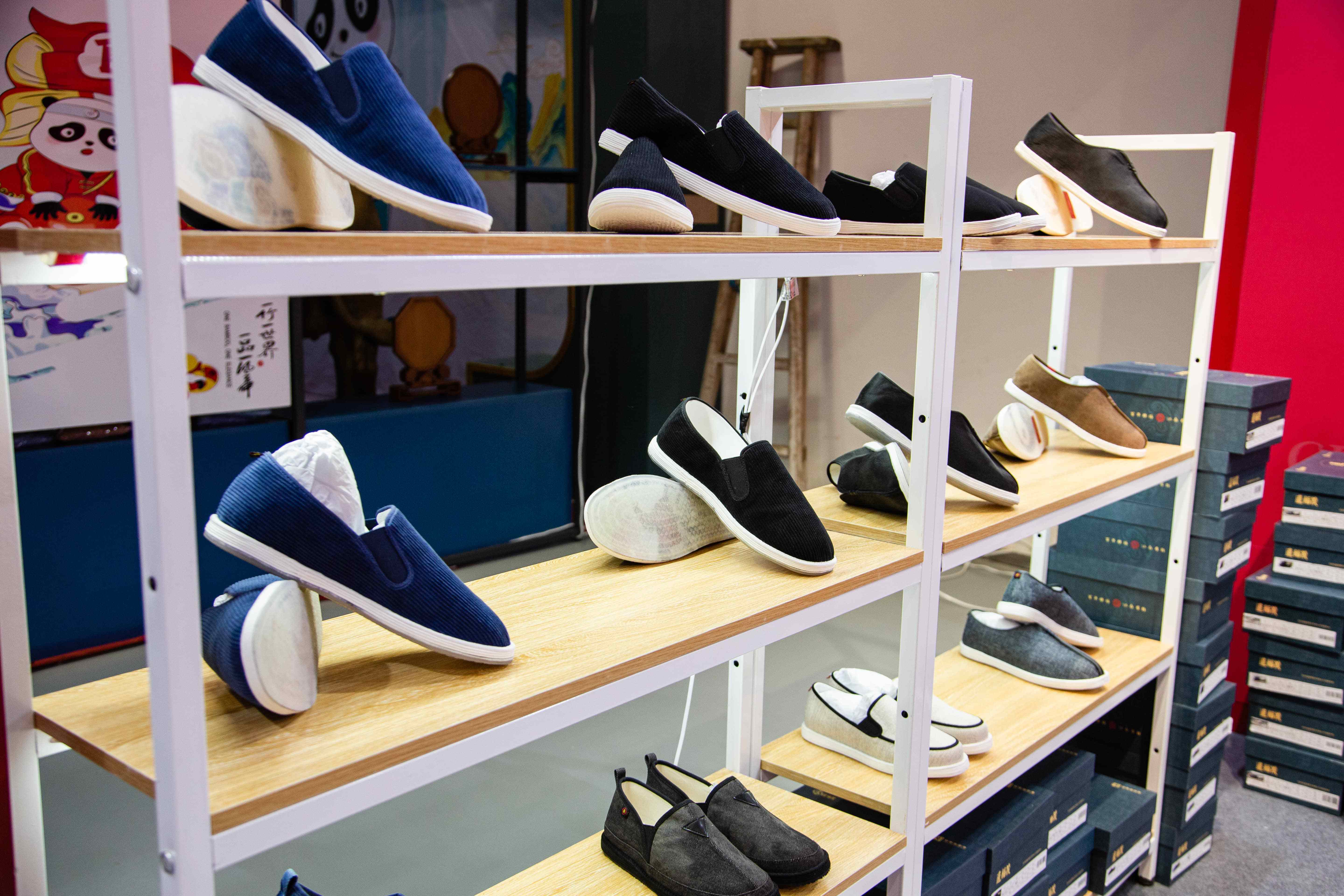 展台参观布鞋的游客,边福茂工作人员都会一一上前,为其详细讲解鞋子的