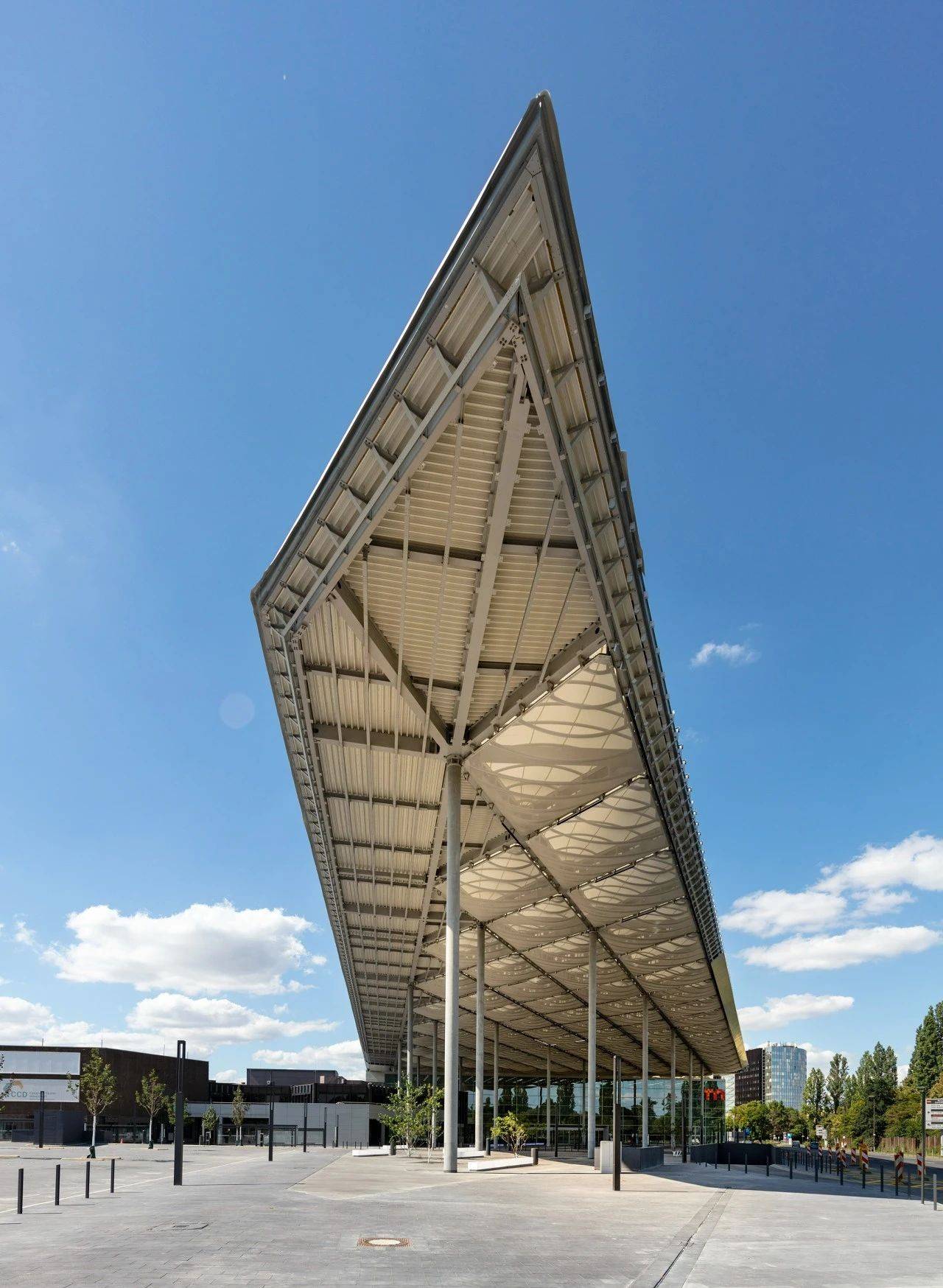 膜结构丨杜塞尔多夫会展中心扩建工程_入口_大厅_法拉利