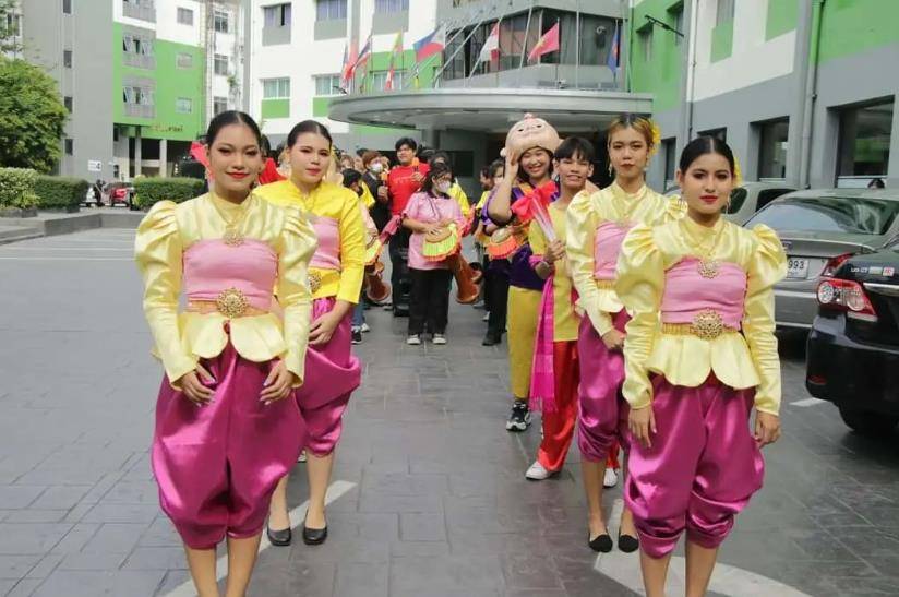 泰国格乐大学泰籍本科新生迎新活动欢乐举行_学长_组织_爆米花