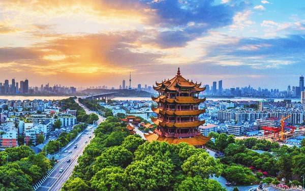 战事结束后军事瞭望塔变成了酒楼,就又有了名士荀瓌在黄鹤楼上接待驾