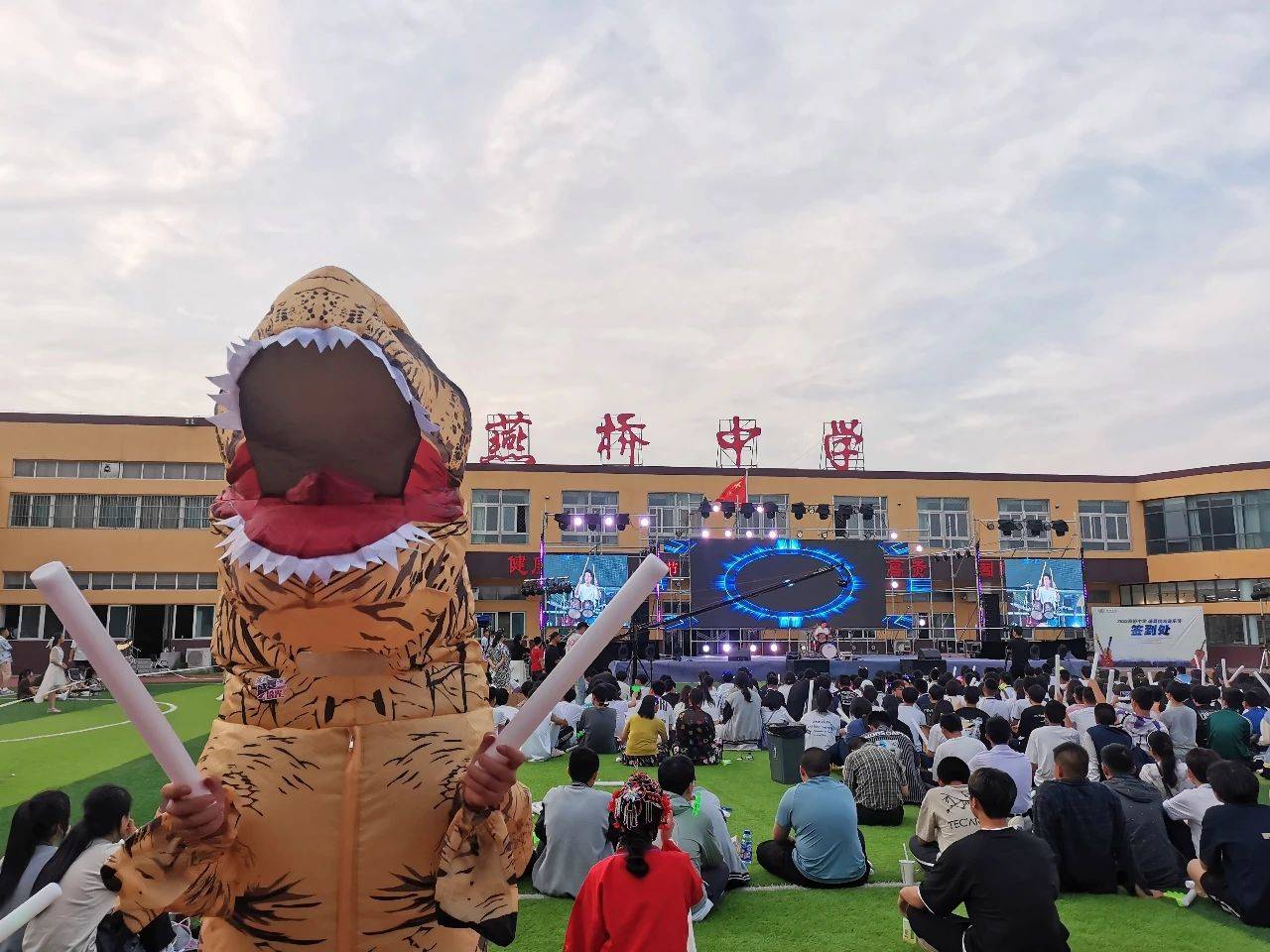 三河市燕桥中学 盛夏拾光音乐节——嗨唱燃爆毕业季!_青春_歌曲_活力