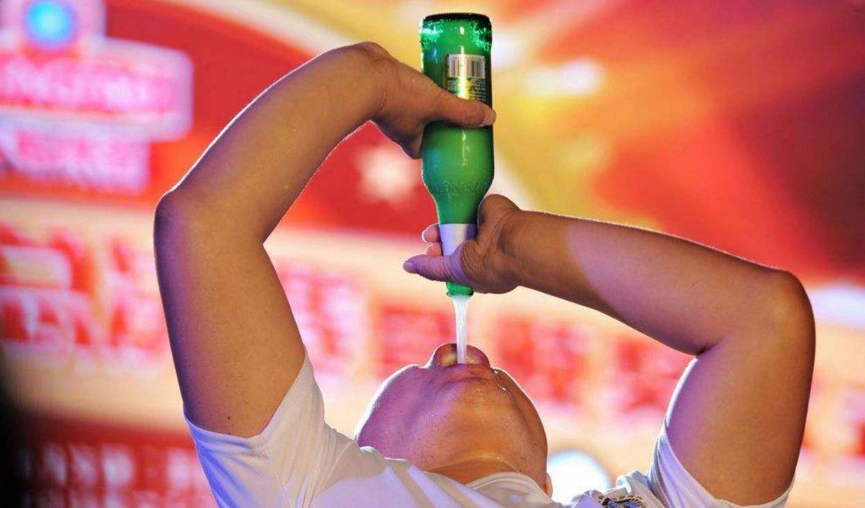青岛"酒王":7秒喝完1500毫升啤酒,靠喝酒赢车,买房,娶老婆_任光_舅舅
