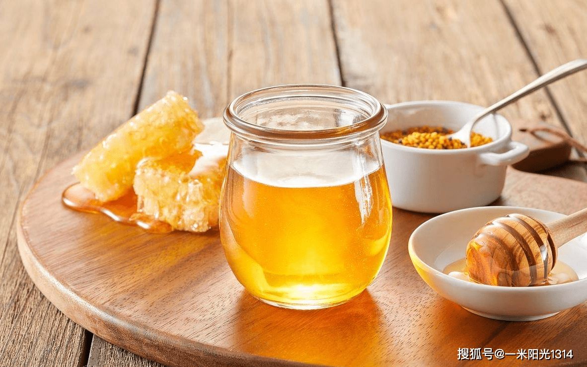研究表明,早上空腹喝蜂蜜水可以促进代谢,加速排毒,有助于调节肠胃