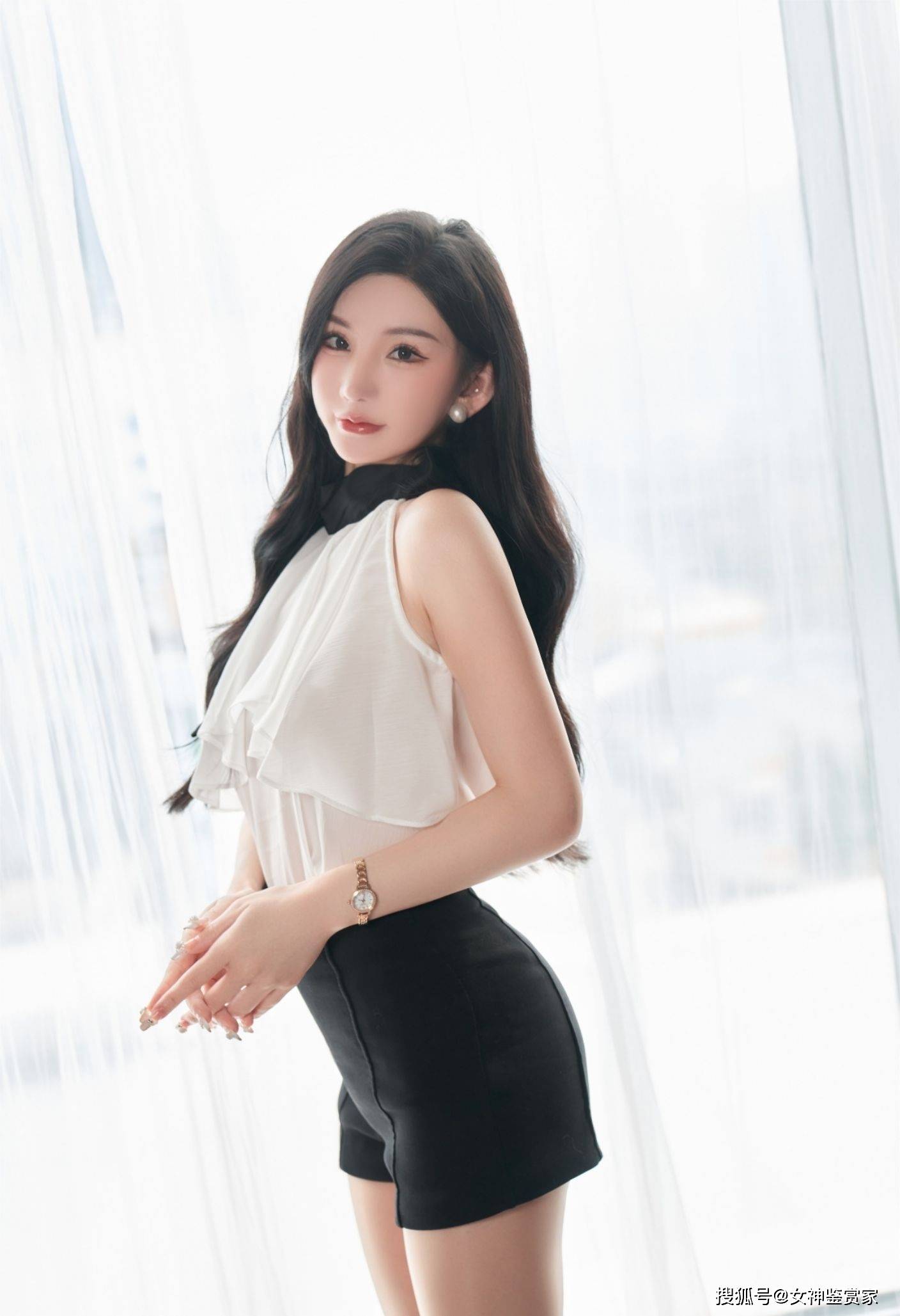 无袖上衣配超短裤,女神范十足——周于希sally_气质_身材_款式