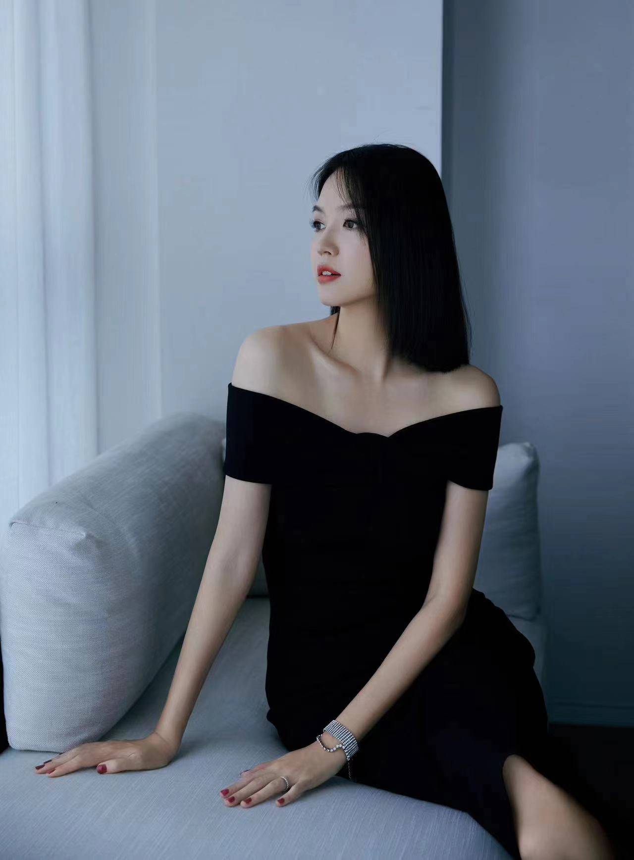 张梓琳身着st. john 2023度假系列黑色礼服裙