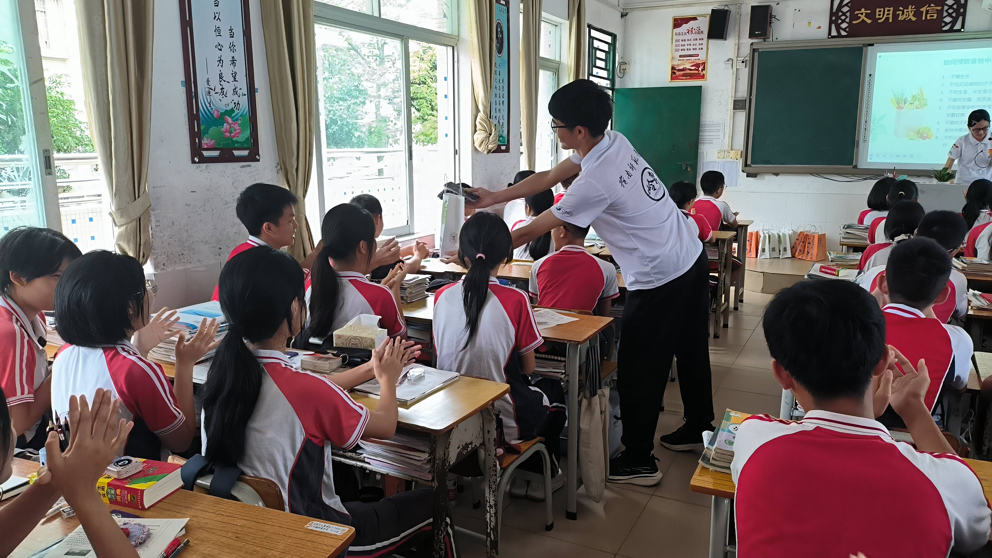 岭先行团队走进阳春三中,开展食品安全讲课,助力校园食品安全教育(三)