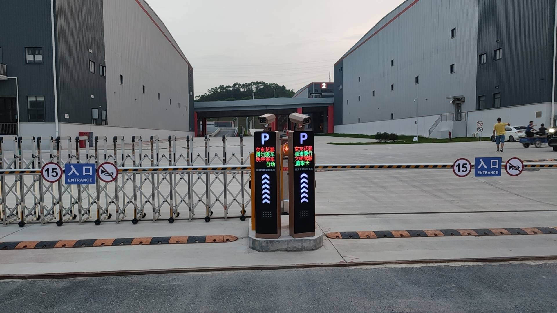 广州花都京东物流园出入口设备安装,推荐安装无人值守智能停车场管理