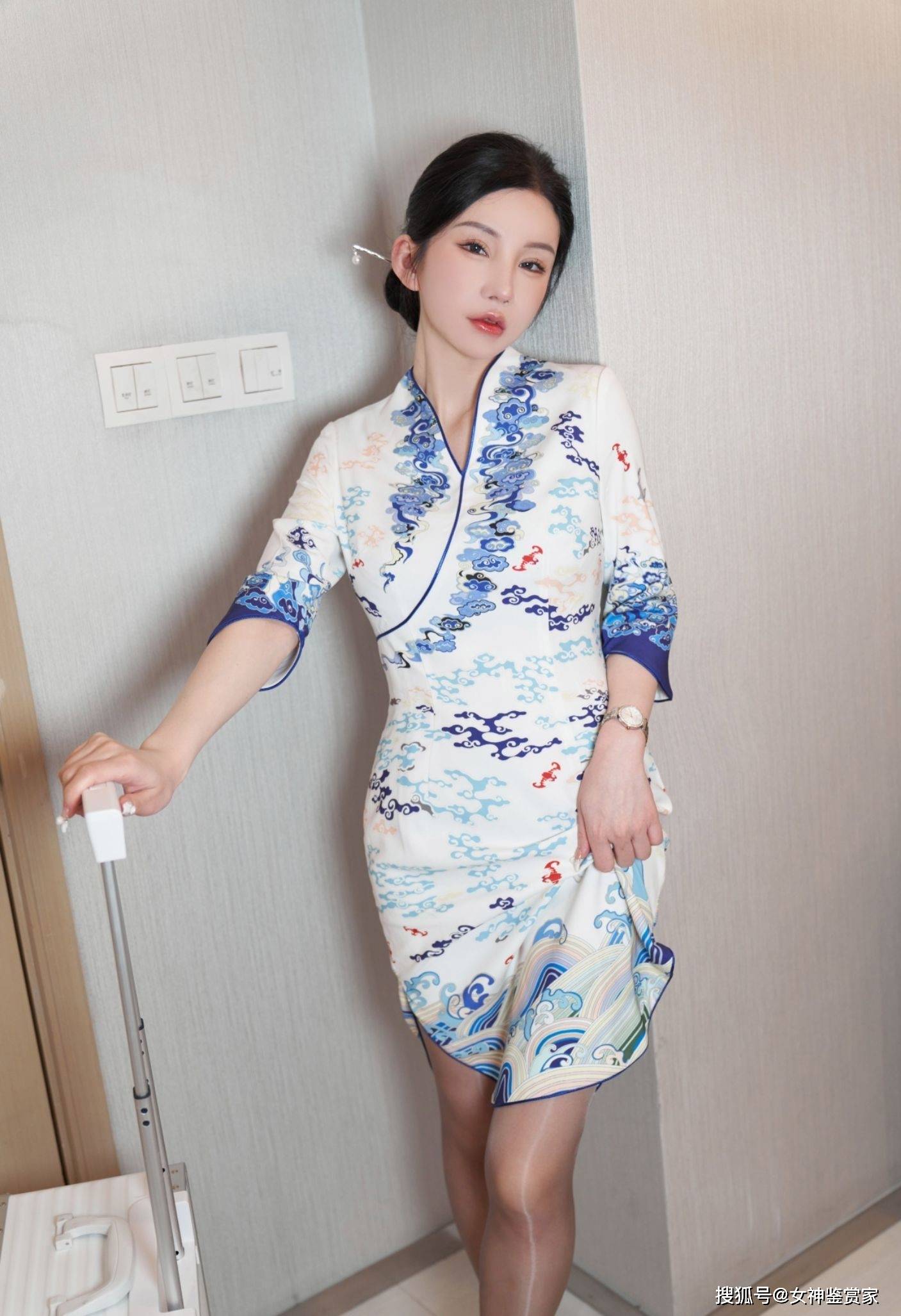 旗袍空姐身姿妙曼,青花瓷配色独具东方之美——周于希sally_身材_花纹