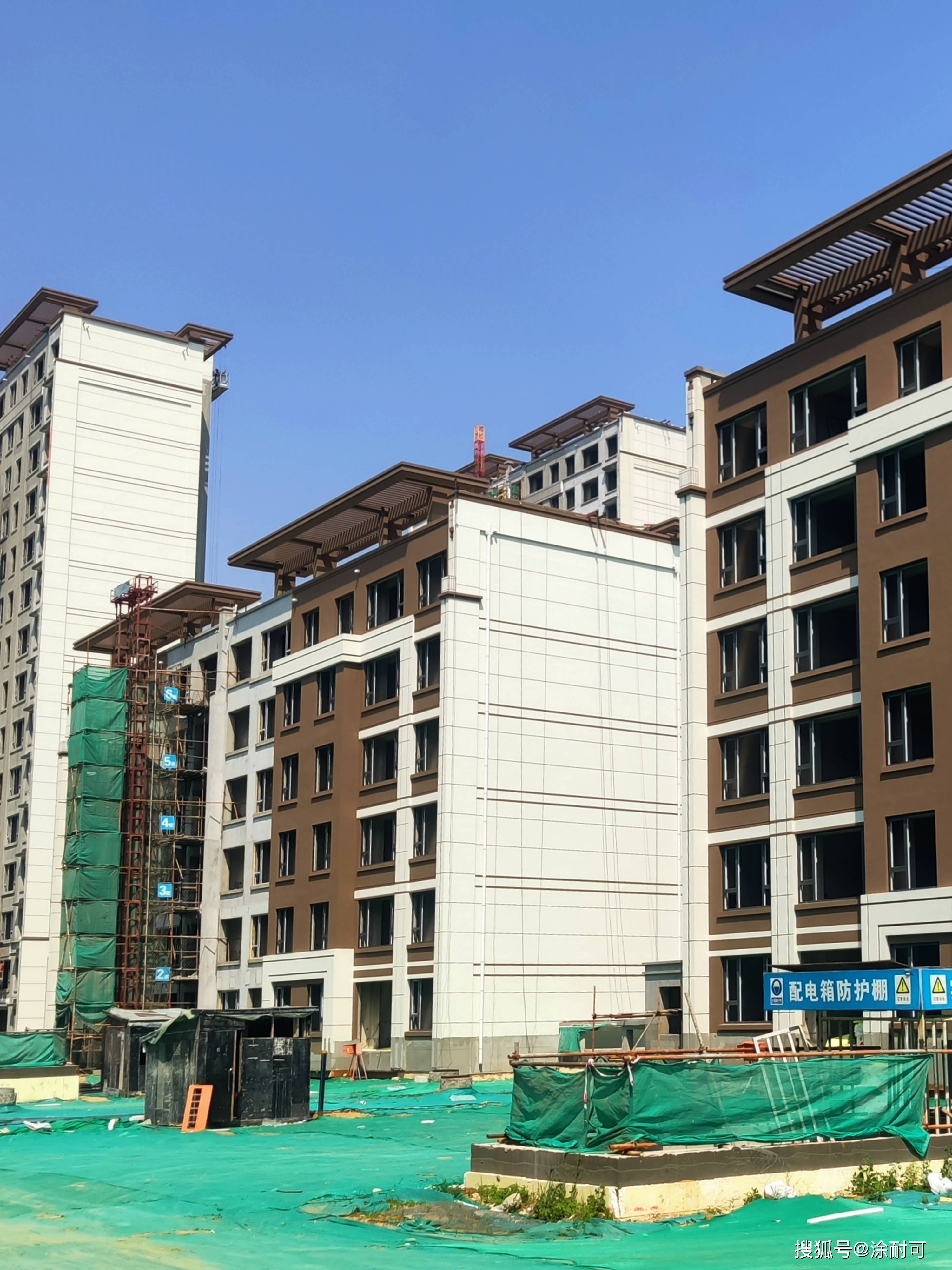 建筑外立面选用涂耐可托莱多晶彩石,灰褐色,银河白配色,打造雅致的新