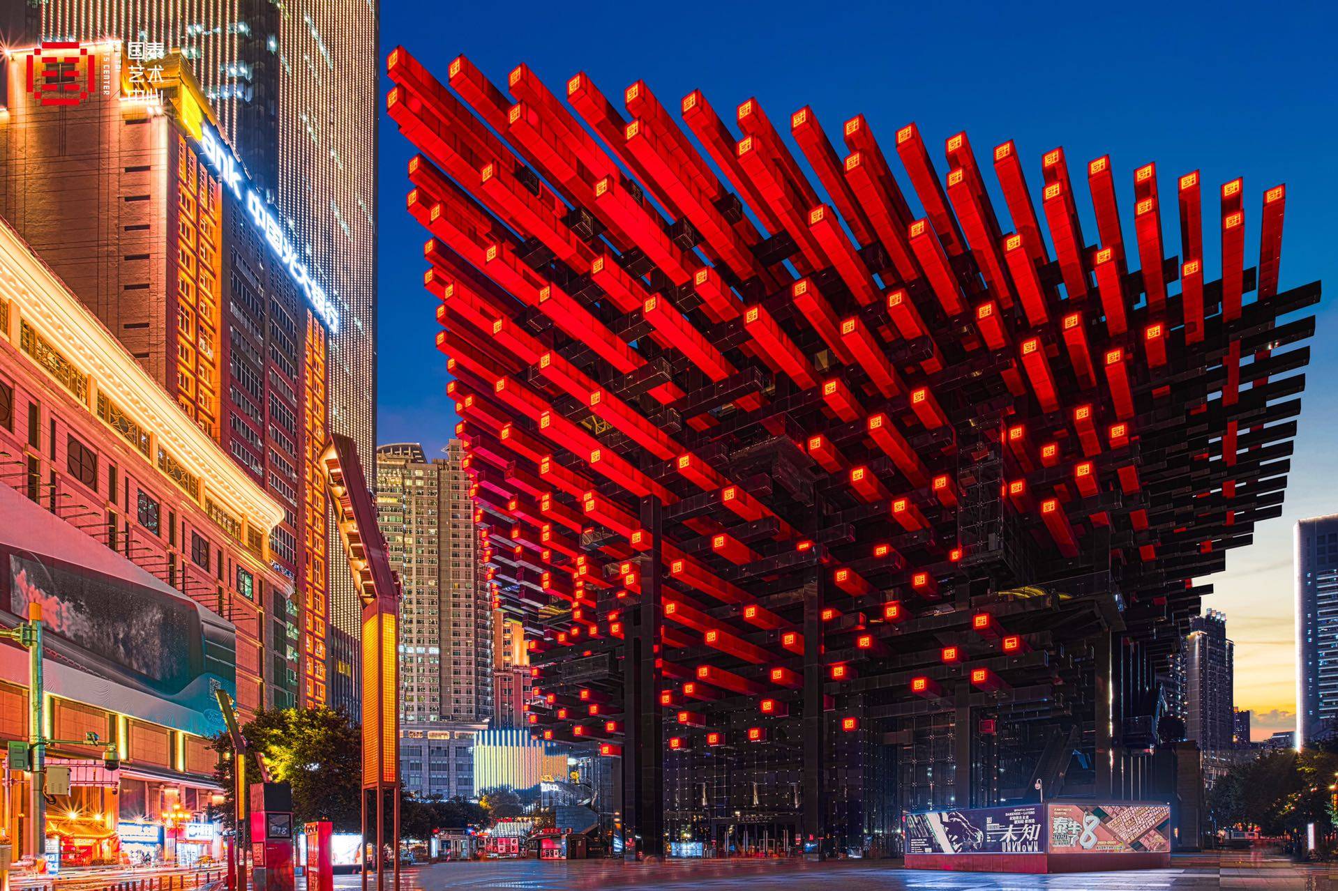 穿过时代广场,一座宏伟的建筑将出现在你眼前吃饱喝足后继续往前走!