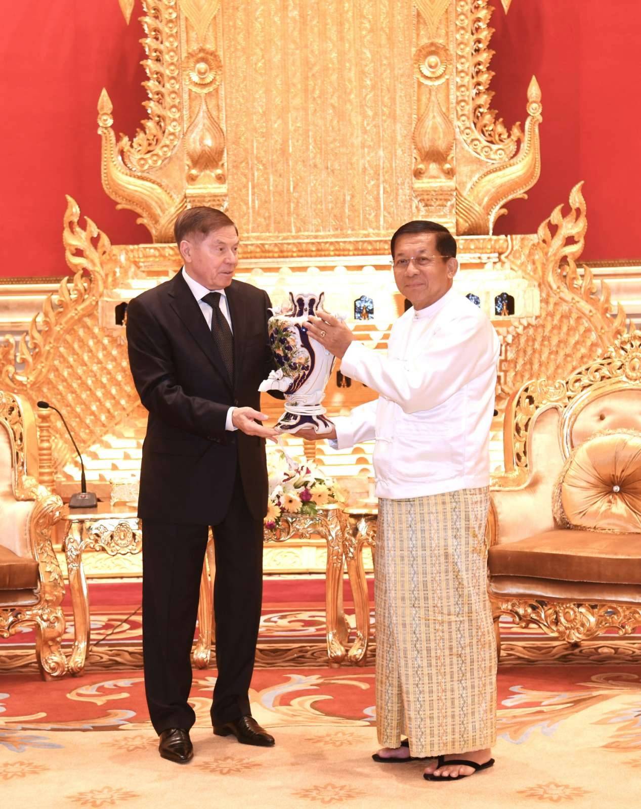 缅军总司令敏昂莱大将接见俄罗斯最高法院首席大法官率领的代表团