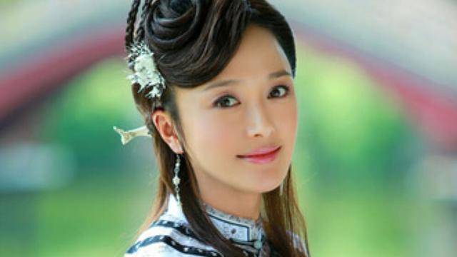 再看紫薇和夏雨荷的角色不论在老版《还珠格格》里,还是在《新还珠