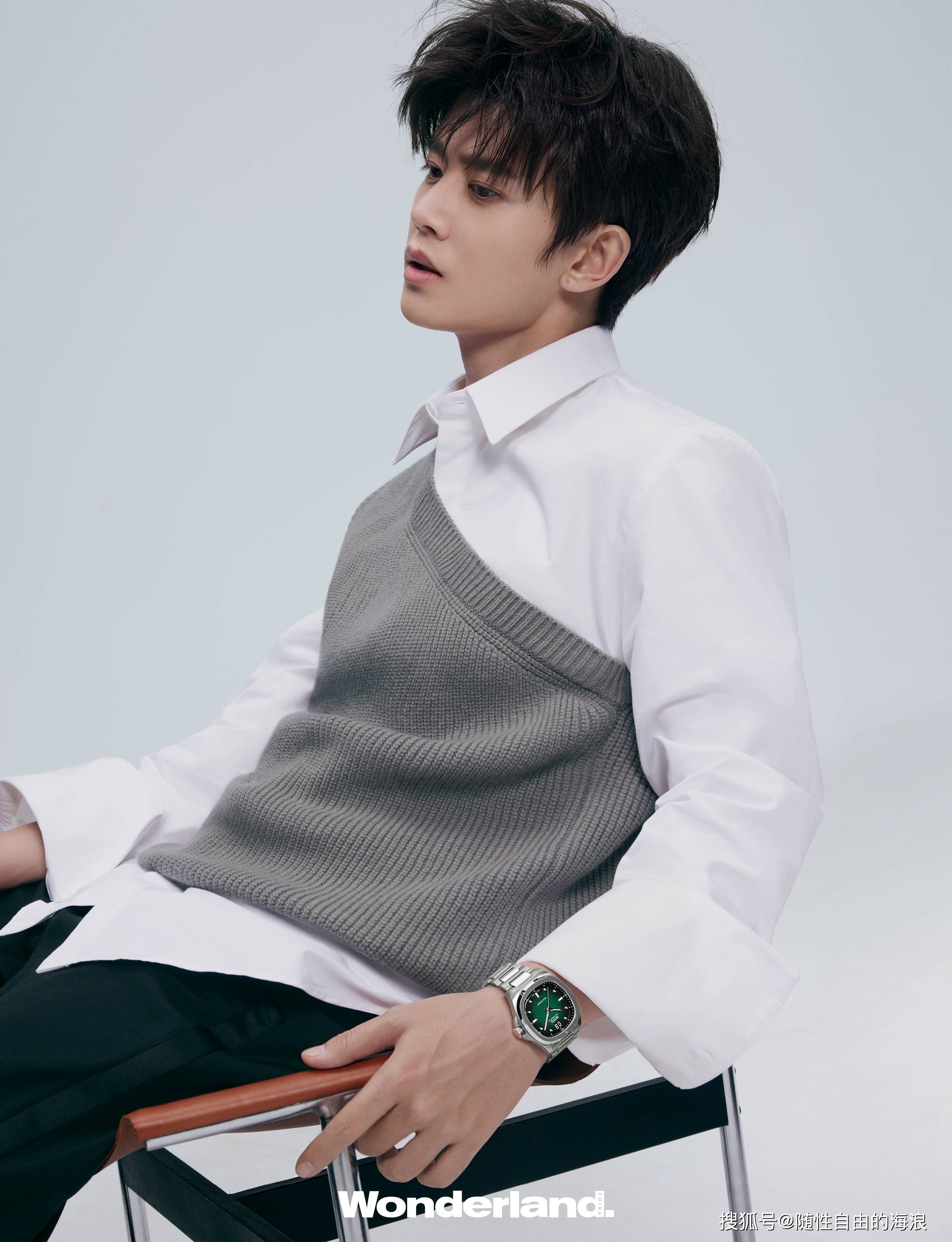 任嘉伦出镜《wonderland》杂志八月刊封面,轻松演绎多款造型_皮夹克