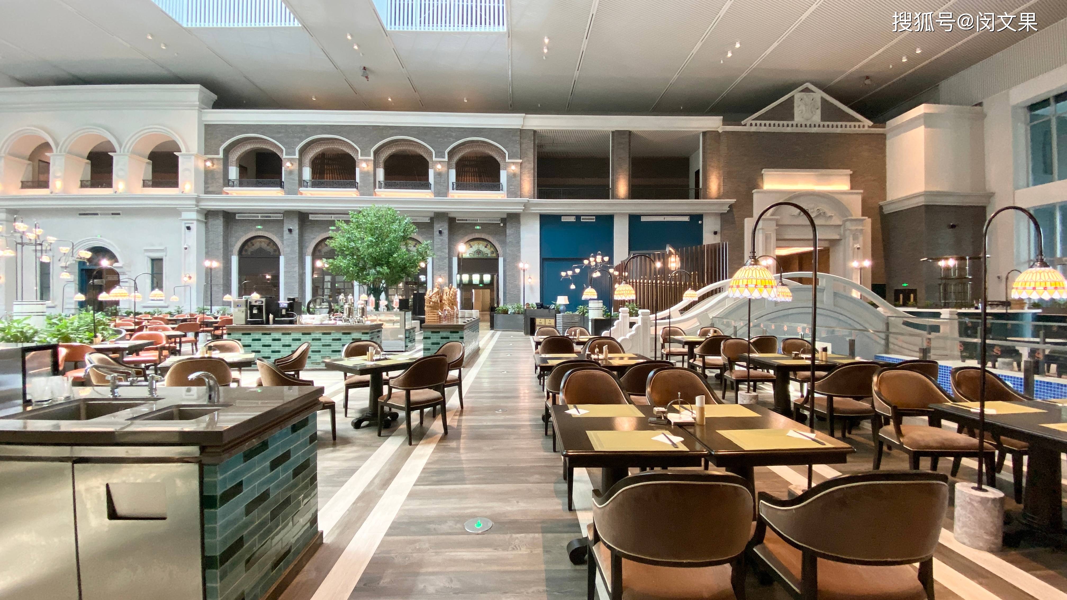 by 闵文果酒店共设有全日制餐厅"观肴",中餐厅"观宴"及大堂吧"西阁"