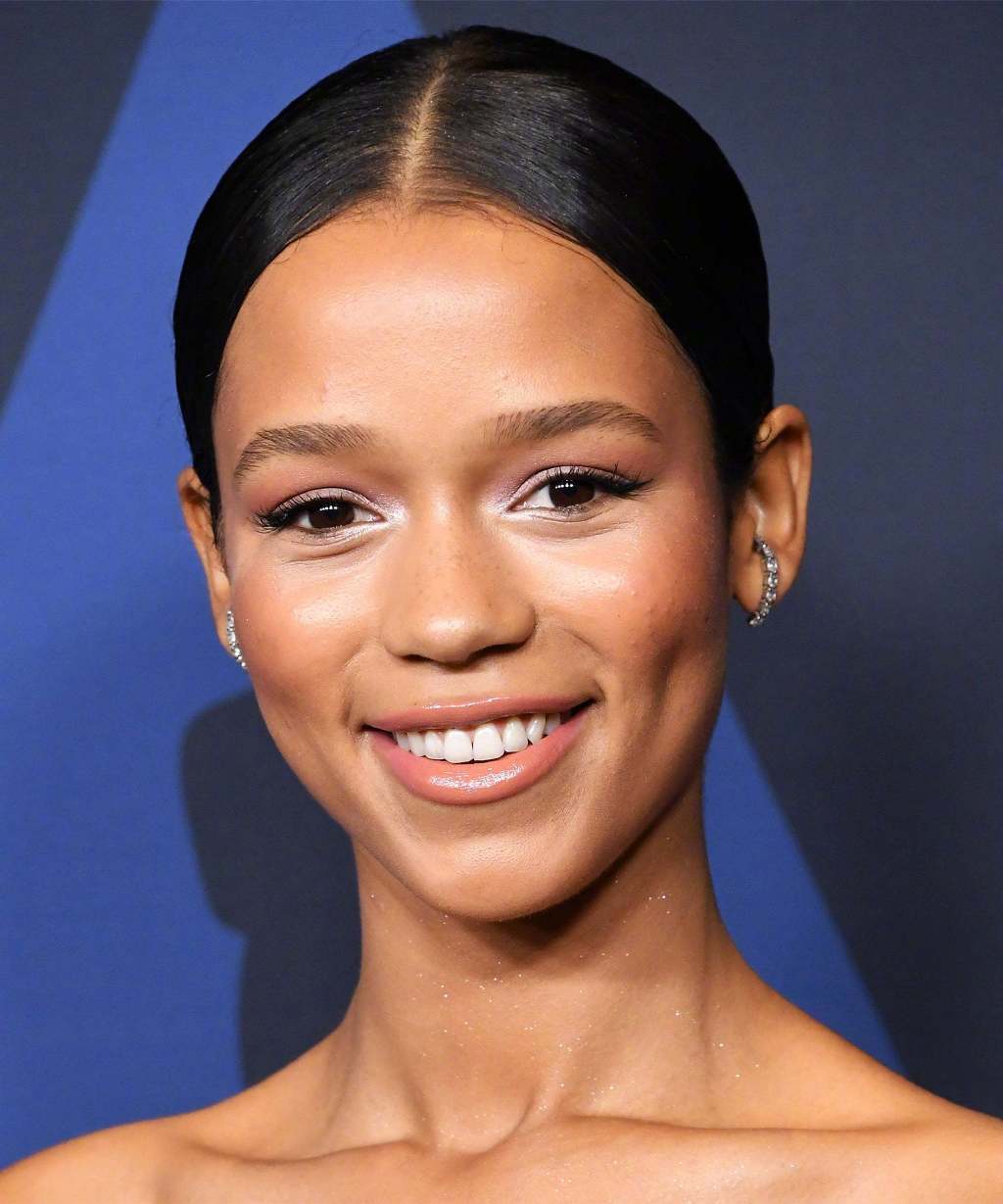 近日,据外媒,歌手哈卷harry styles和参演过《骨及所有》的女演员泰勒