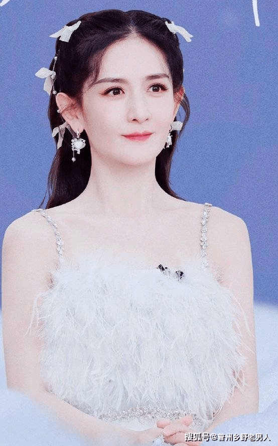 谢娜的羽毛吊带裙引发网友热议,赞其仙气十足_舞台_实力_女性