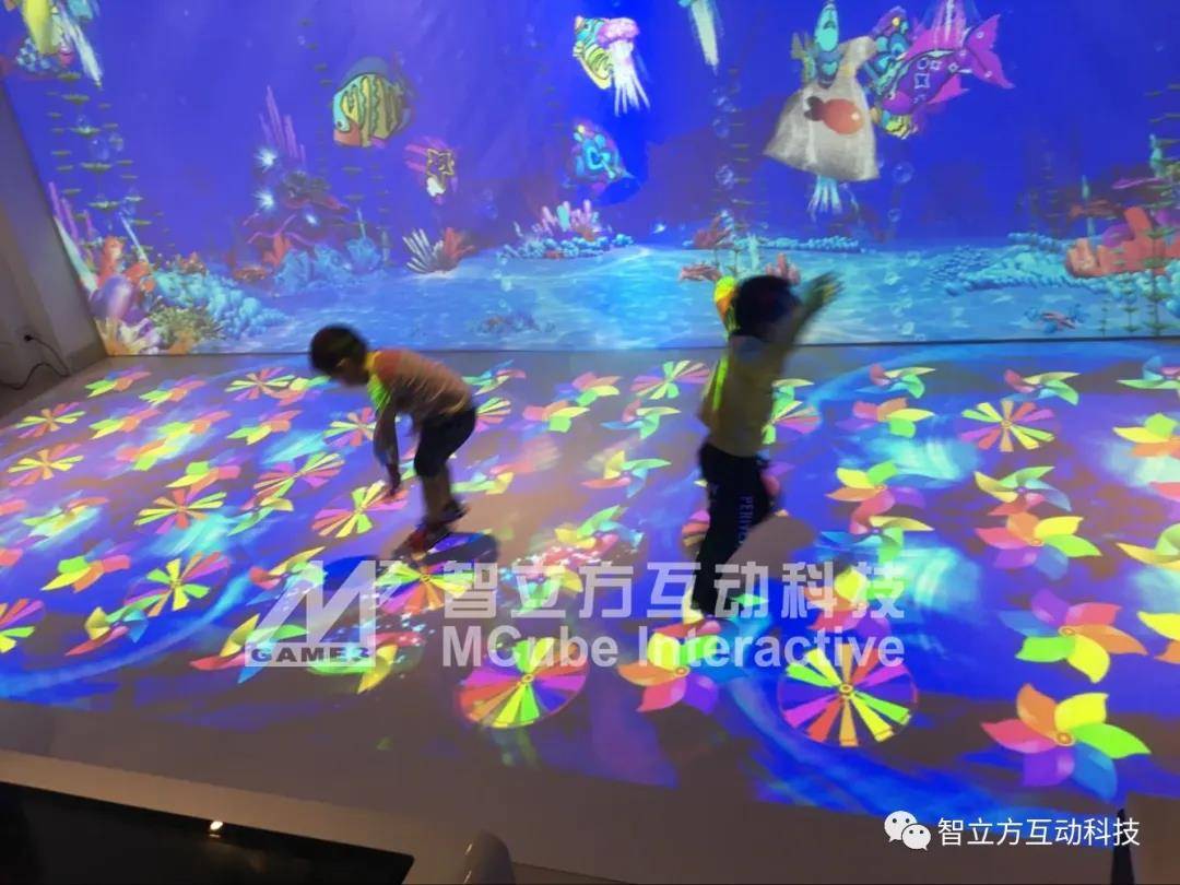 智立方地面互动足球投影游戏!_门店_消费者_玩家