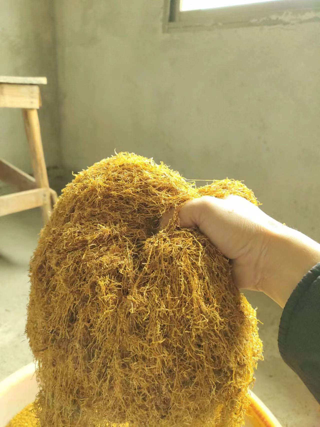 口粮的制作方法 | 手卷烟丝的详细操作流程_烟叶_案板_生活