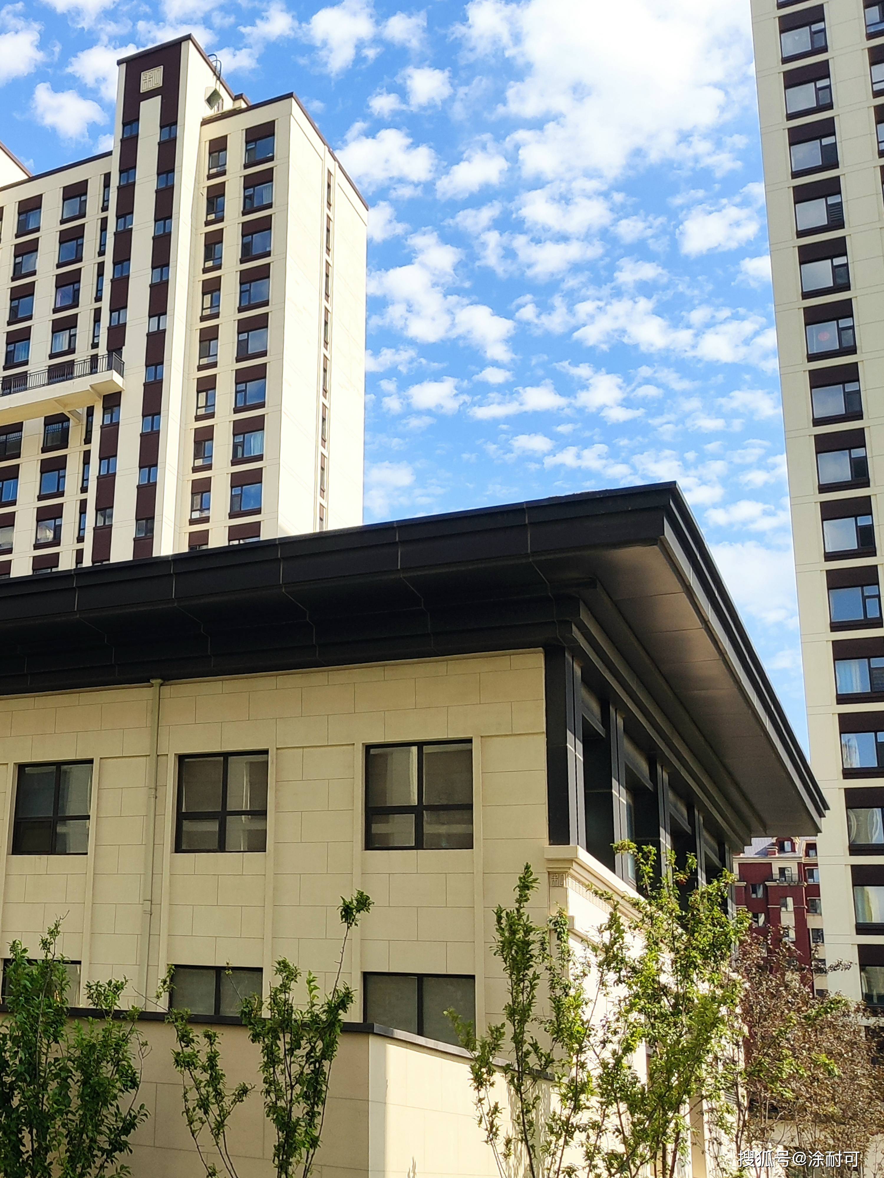 长春万晟和府住宅小区,建筑外立面选用涂耐可弹性质感涂料,作为高级