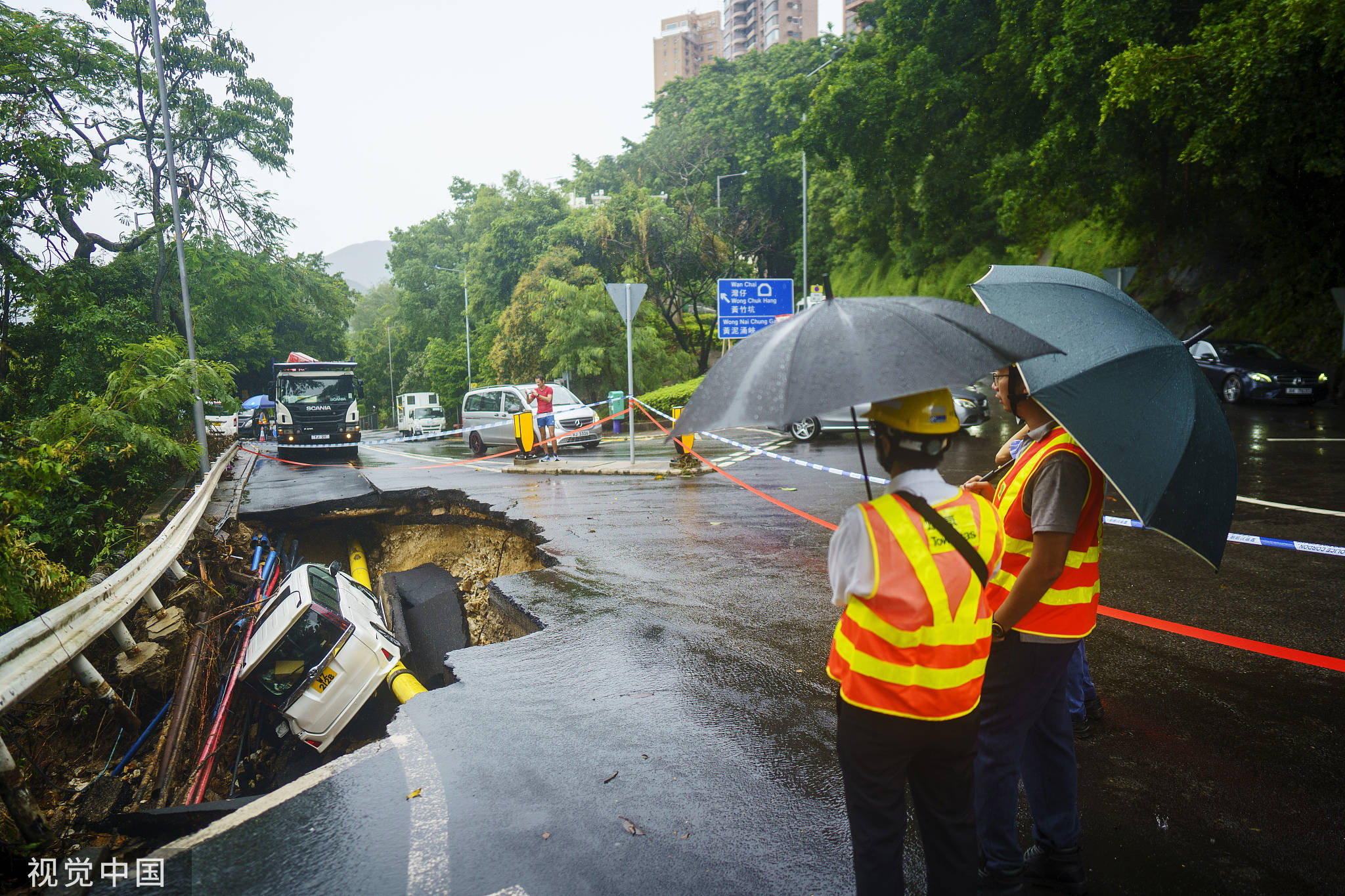 香港强降雨造成滑坡泥石流 巨石滑落阻断道路-搜狐大视野-搜狐新闻