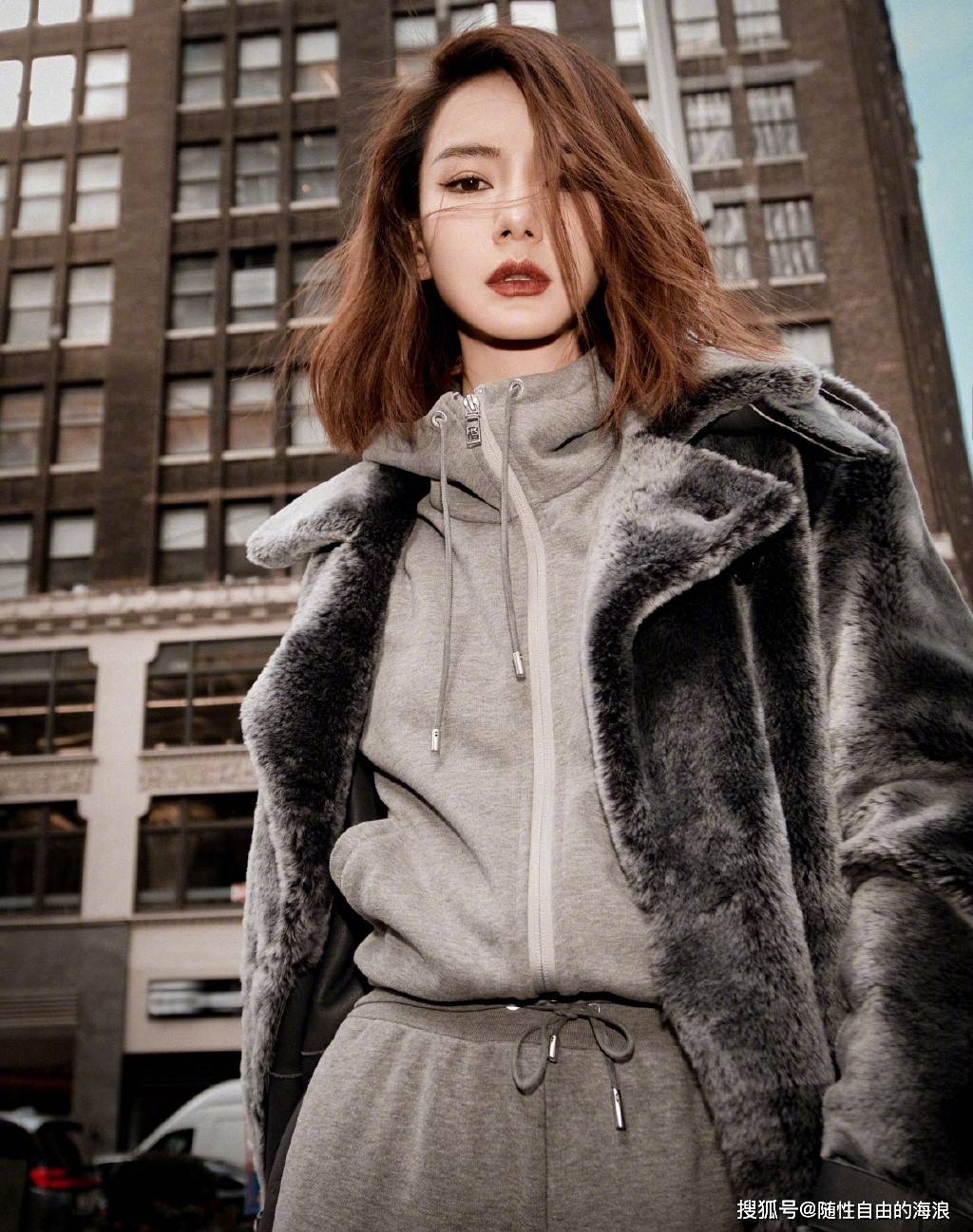 戚薇亮相ralph lauren collection纽约大秀,反季节穿搭尽显奢华感,飒