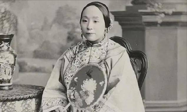 而原配夫人周氏就是李鸿章的"糟糠之妻",在李鸿章还没有如此地位时就