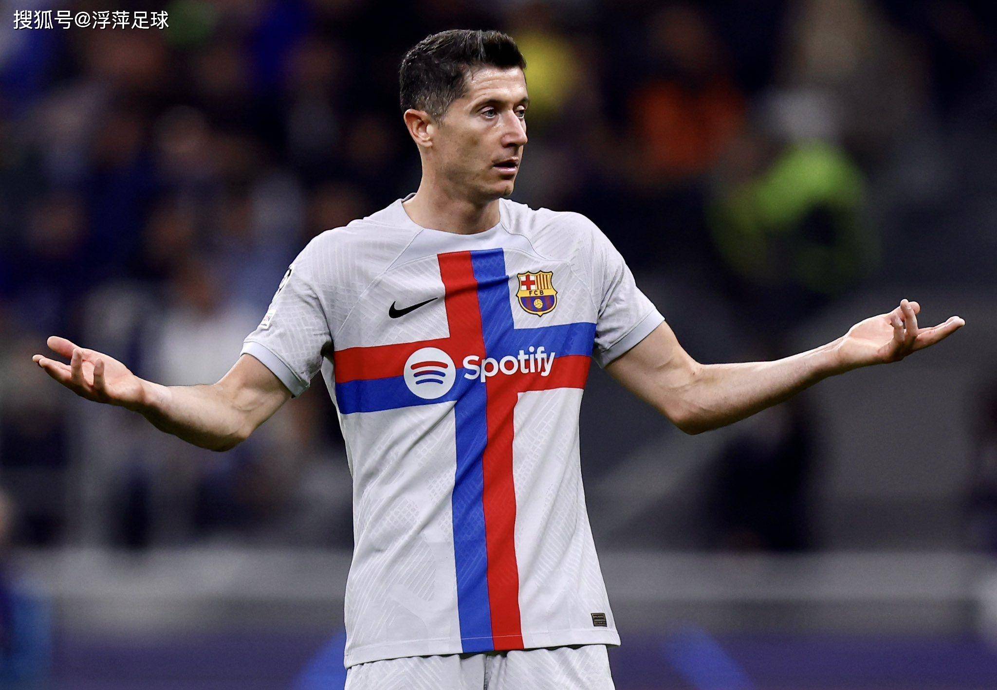 巴萨前锋莱万多夫斯基接收沙特天价报价,引发冬季留守之战_巴塞罗那