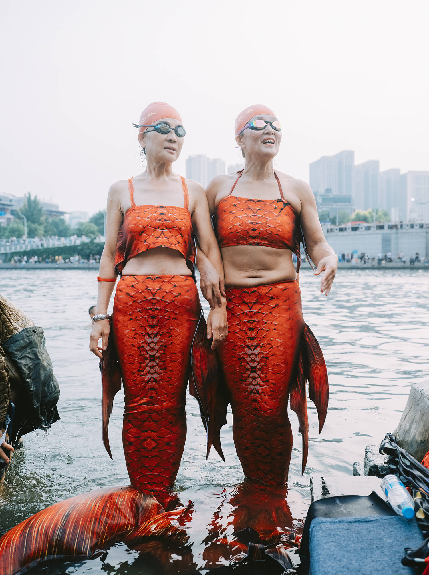 68岁天津大妈不顾家人反对跳水5年 大桥关停后难受一整夜_狮子林桥