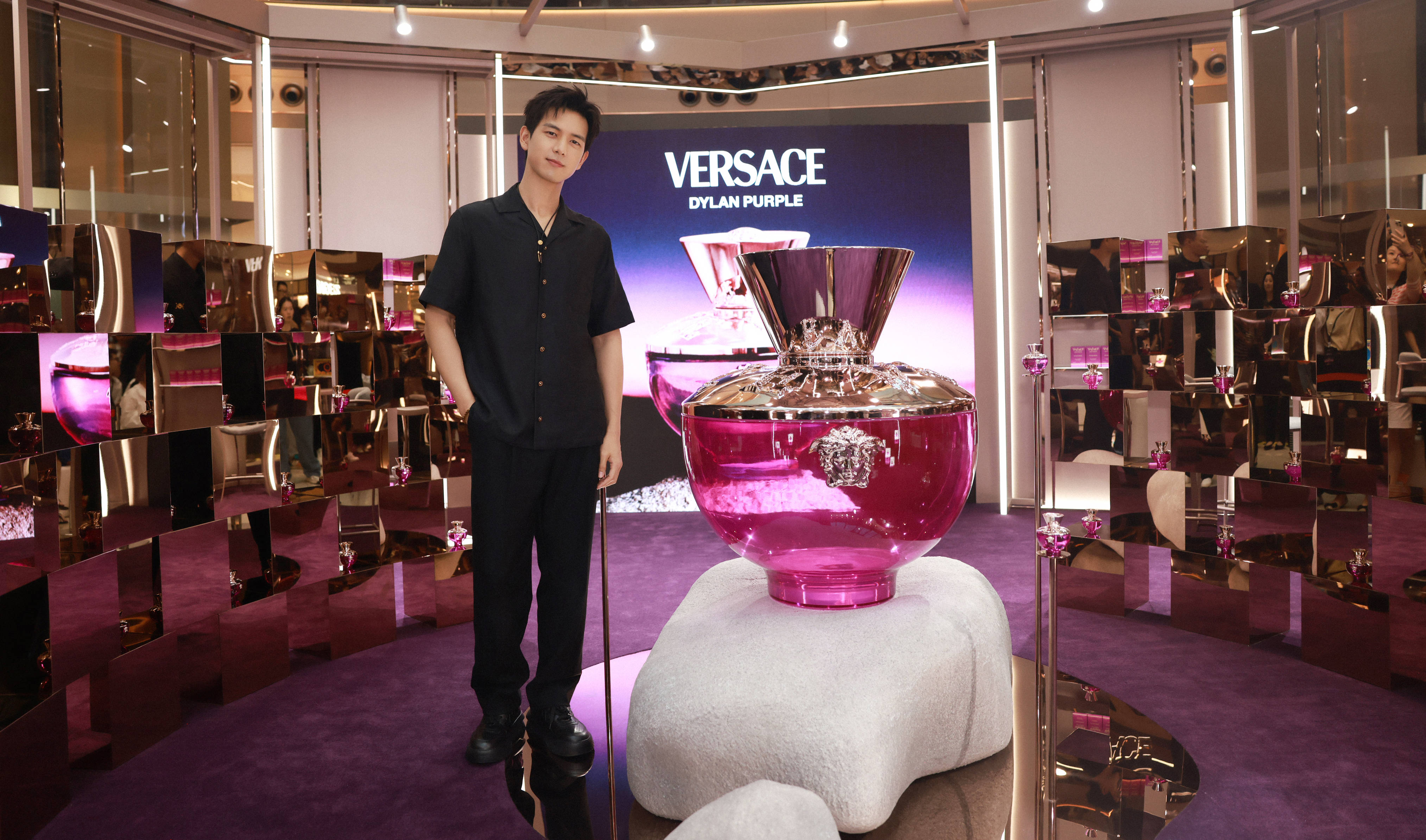 在此次新品见面会上,versace范思哲全球香水代言人李现亮相现场,其
