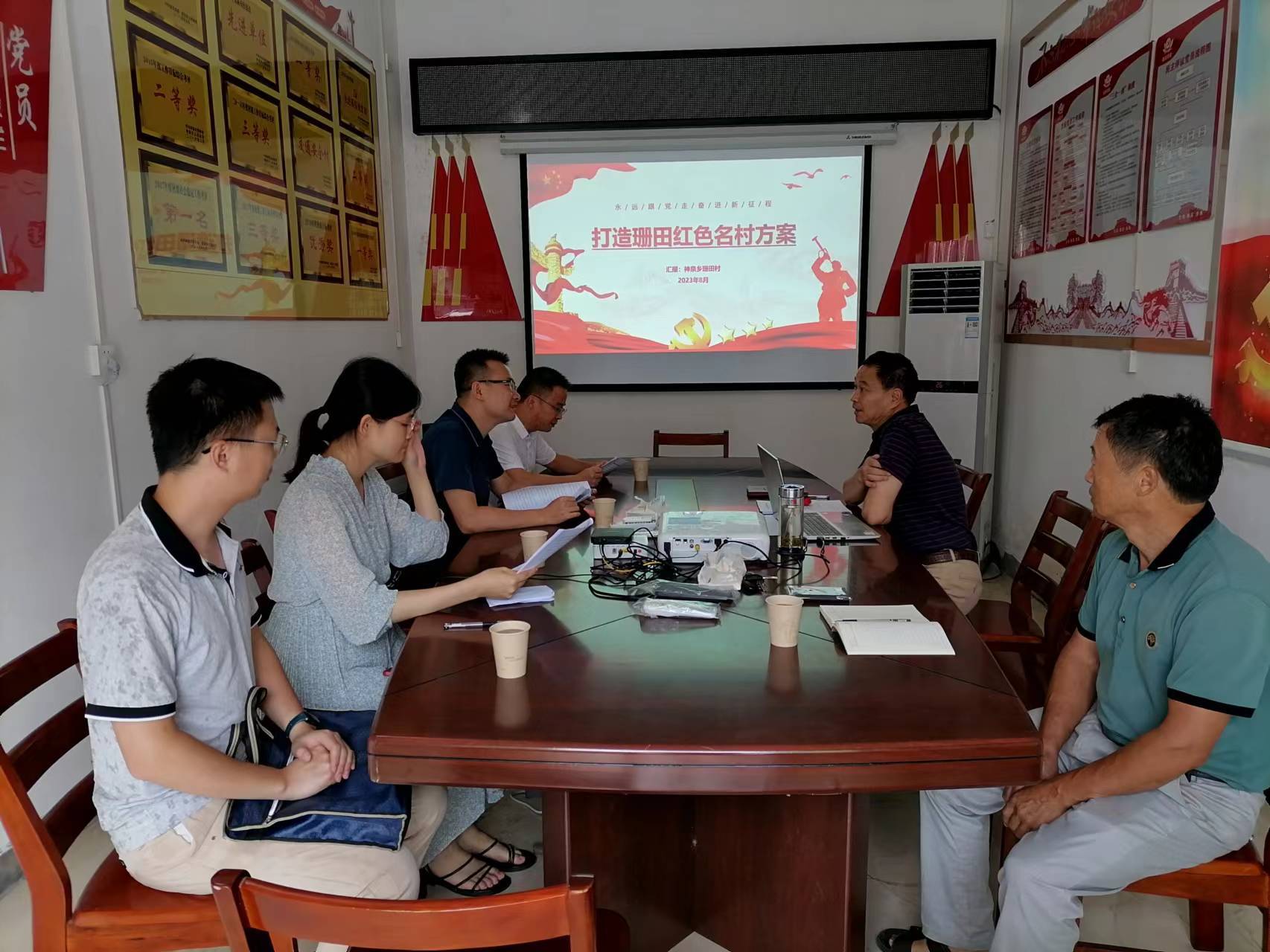 该村以莲花县早期第一个带领妇女参加革命运动的颜清珍烈士为主体大力