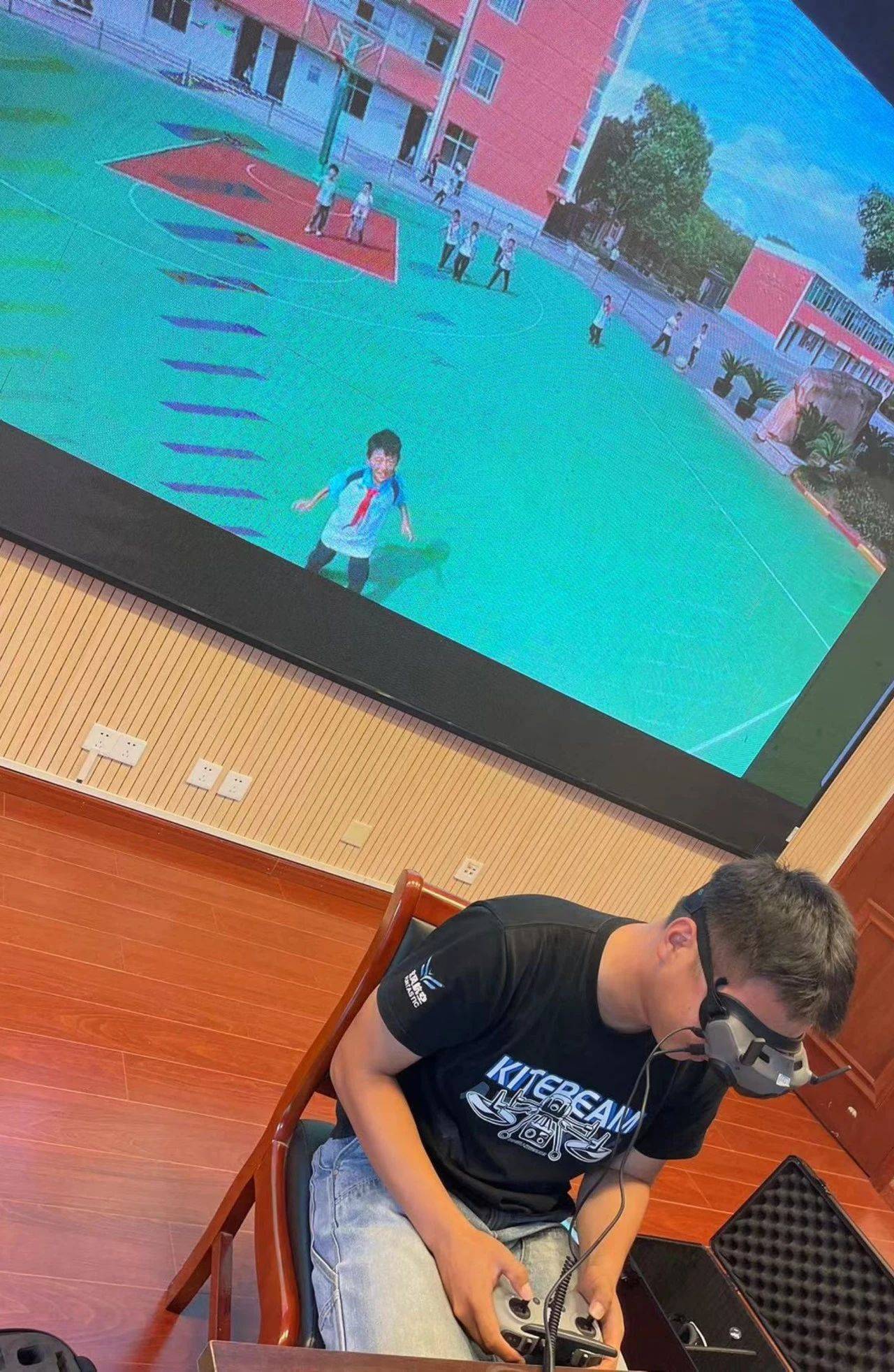 代表伸手化作"停机坪"活动开场后,来自无人机基地的教官张玉泽老师,就