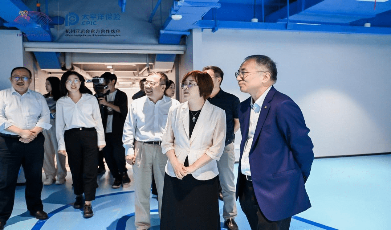 活动现场,还举行了中国太保上海消保示范区授牌仪式,李洁卿向中国太保