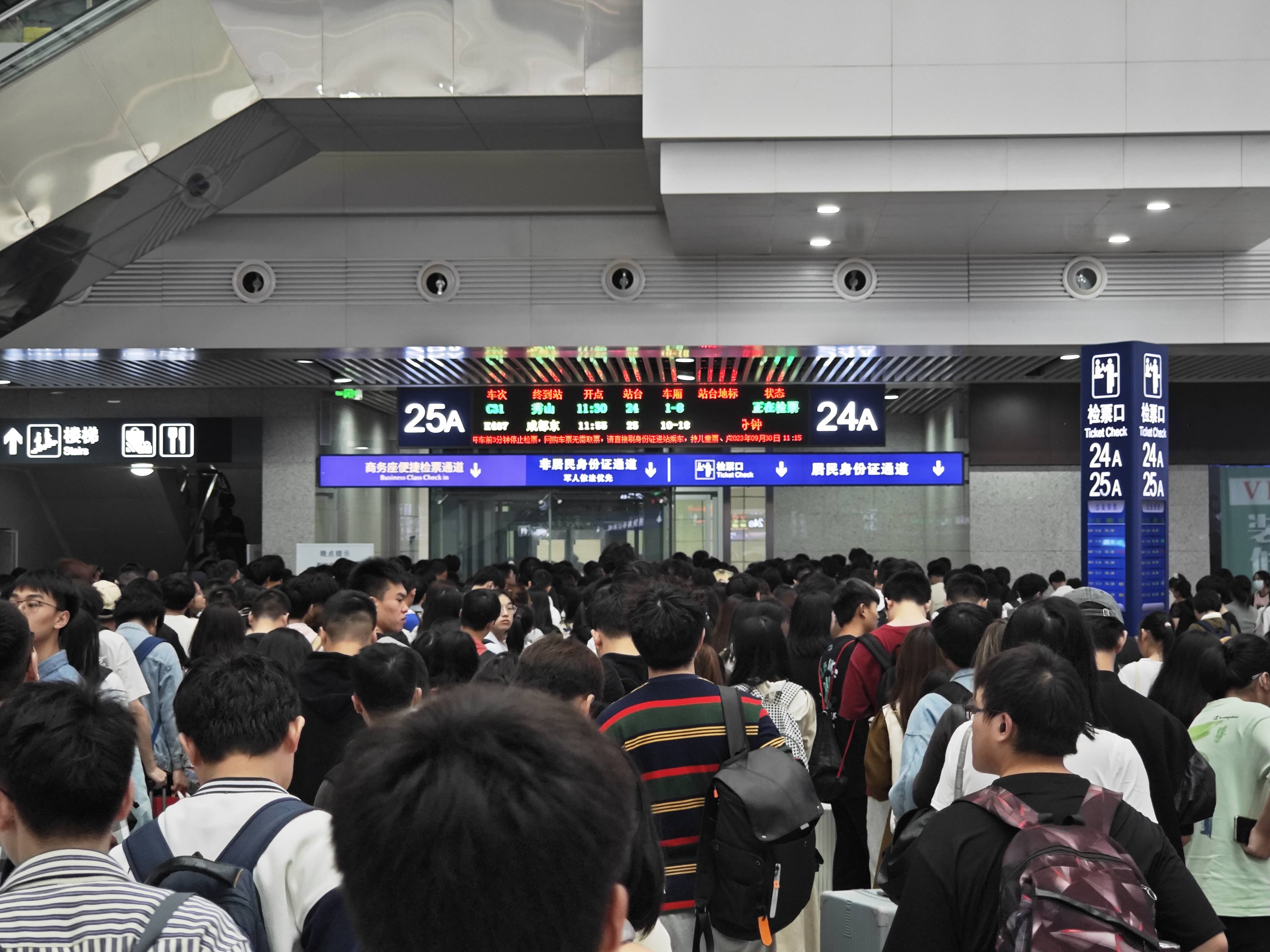 重庆北站检票口23A23B图片