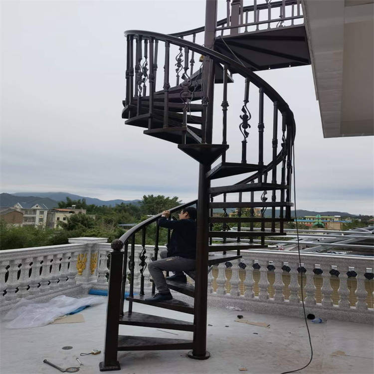 户外铝合金旋转楼梯的优势特点包括_别墅_材料_人员