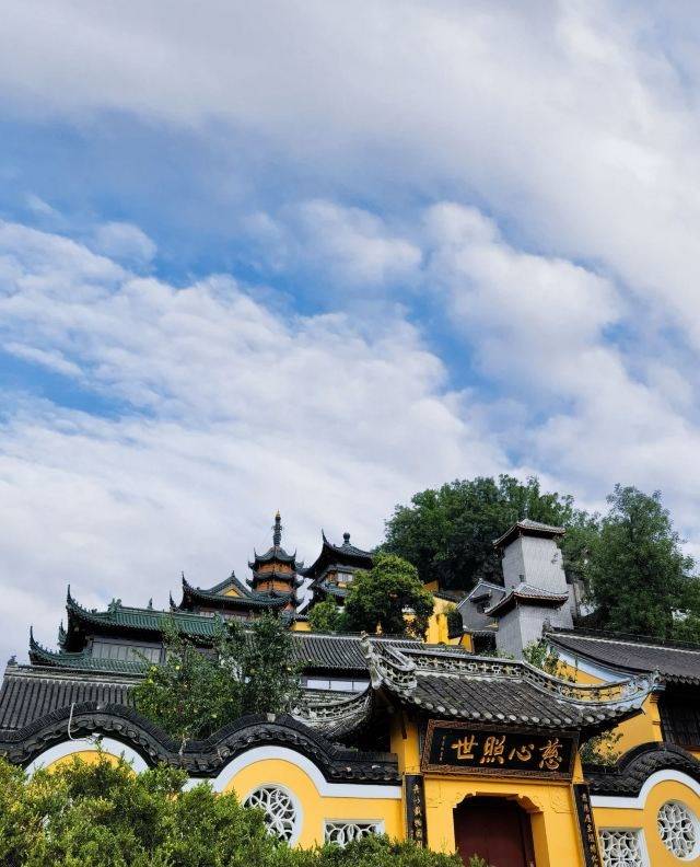 金山景区:亭台楼阁层层相接,风景幽绝,更有无数的神话与历史故事在