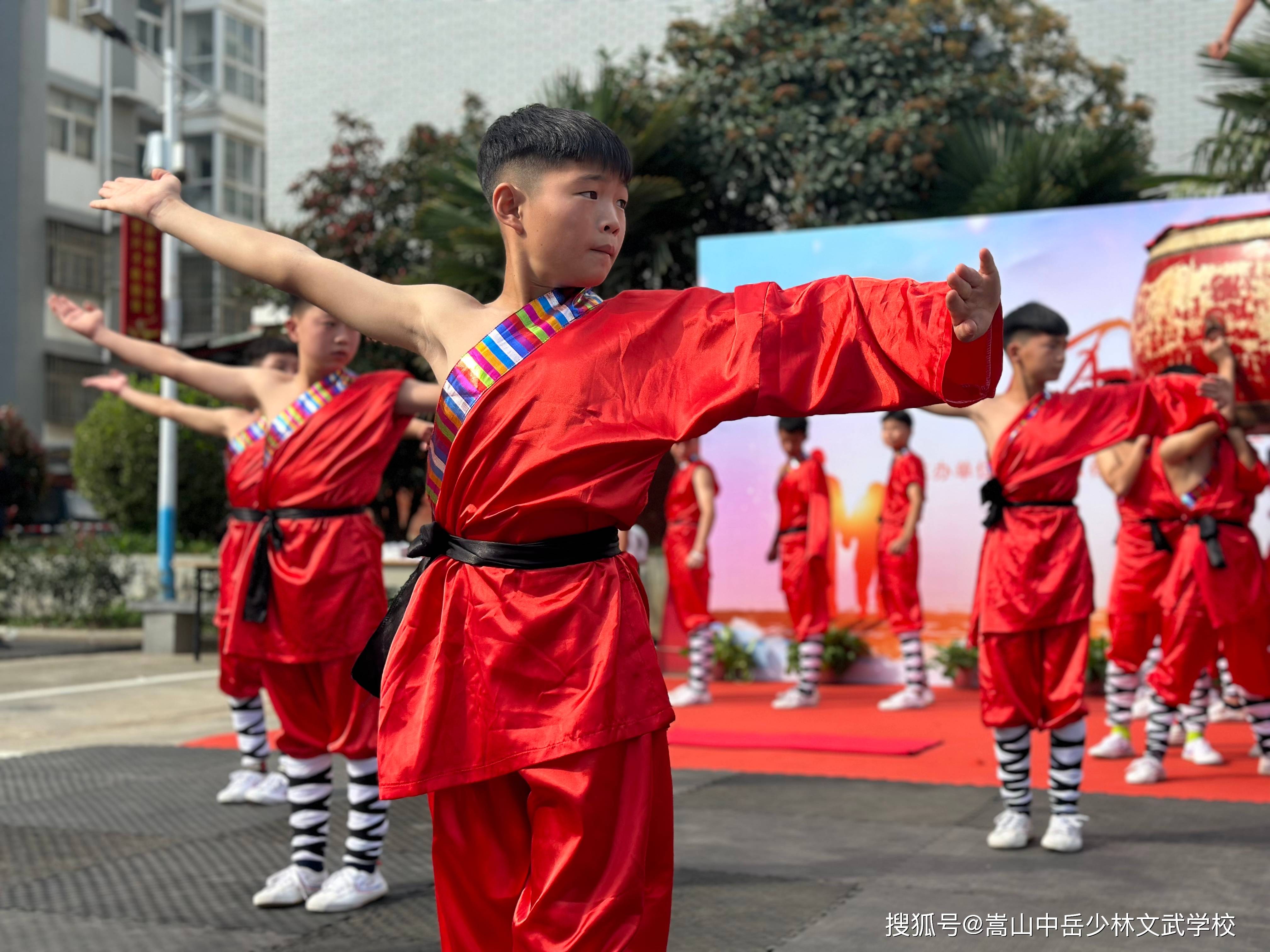 重阳佳节到了,中岳少林文武学校在这里祝您,事业如登山一样,步步走高