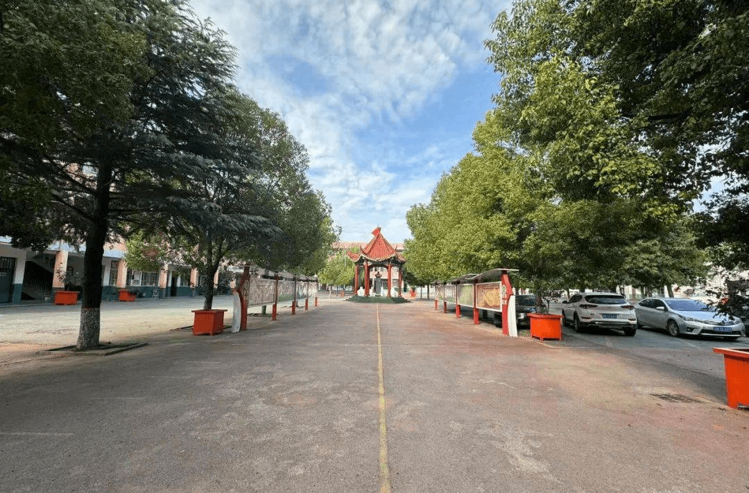 邓州市九龙镇中心校开展十月份校园管理"大观摩 大评比 大提升"活动