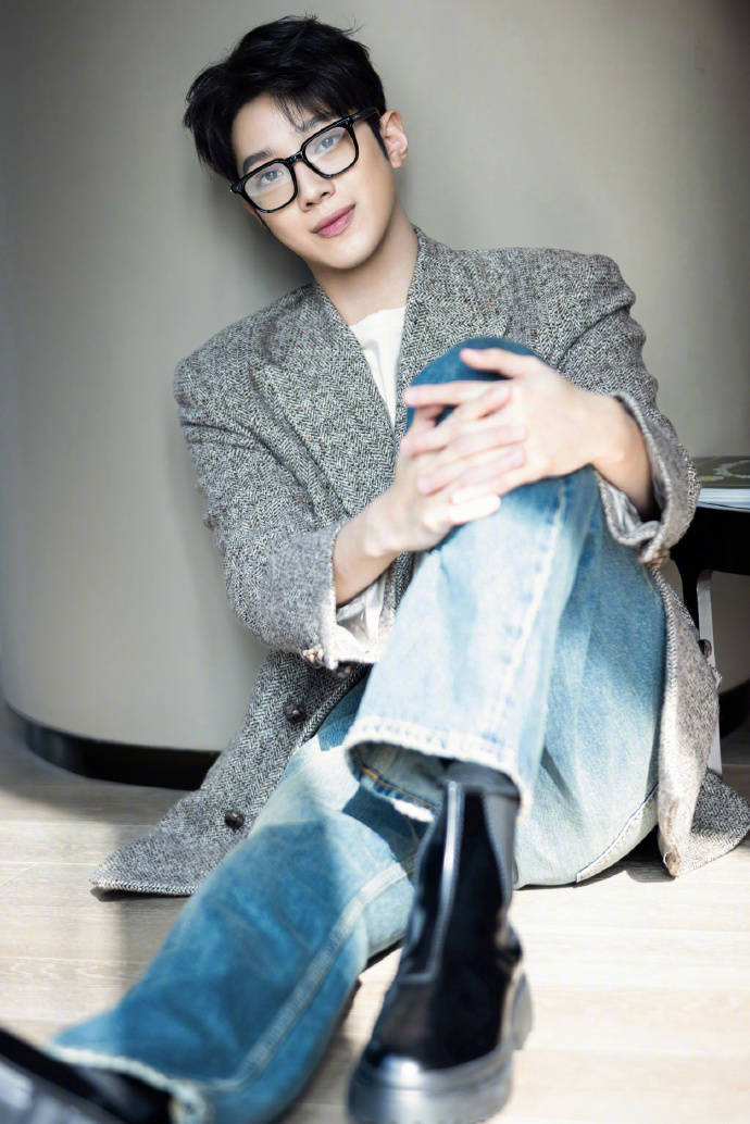 赖冠霖以学长风造型参加活动,白净帅气,青春气息扑面而来_西装_感觉